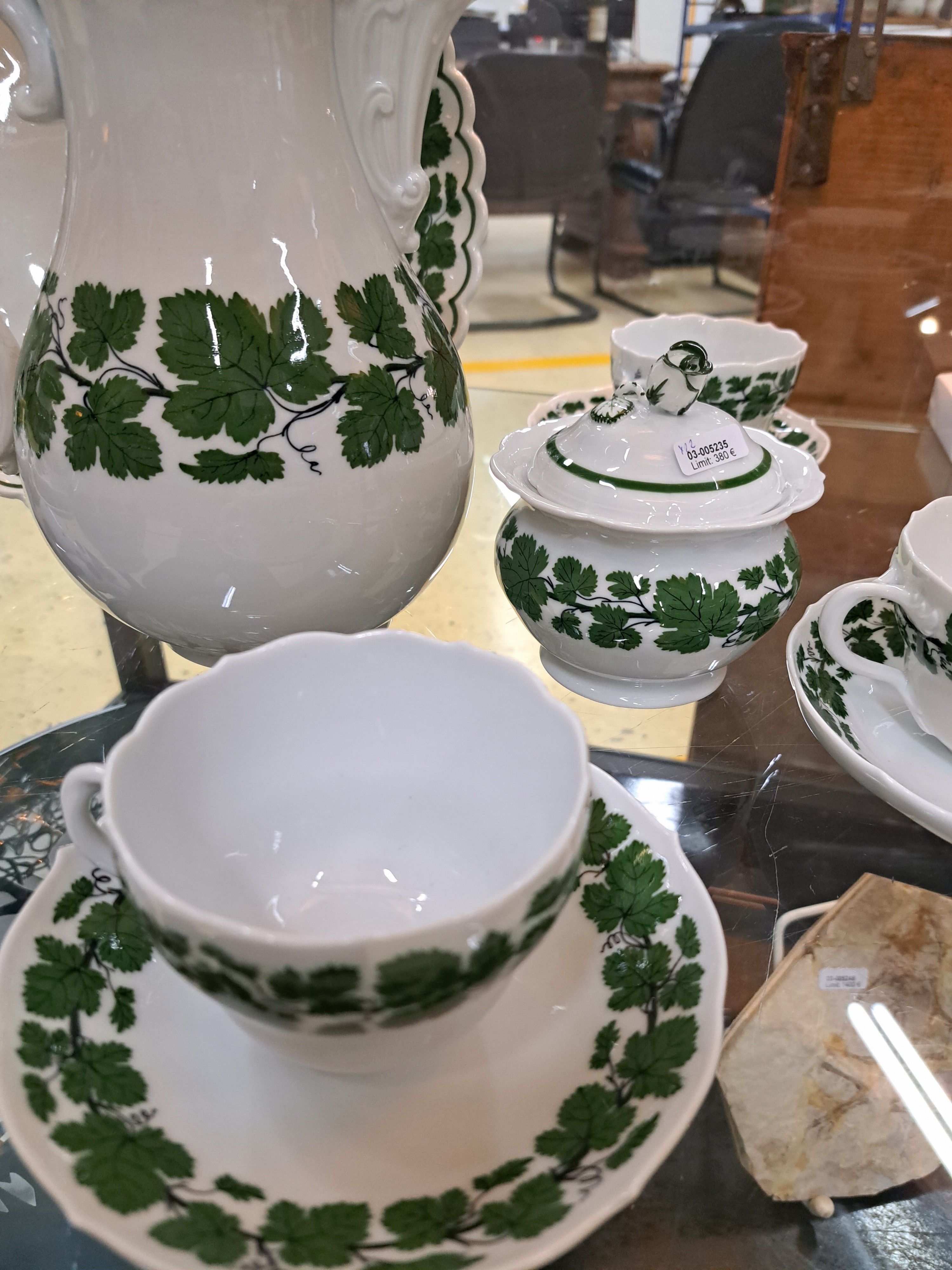 Detail a: Kaffeeservice Weinlaub, Meissen, 20.Jh., Porzellan, 6 Tassen (1x 2.Wahl) mit UT, 6 Kuchenteller D. 17cm, Kaffeekanne (Deckelrose min. best.), ...