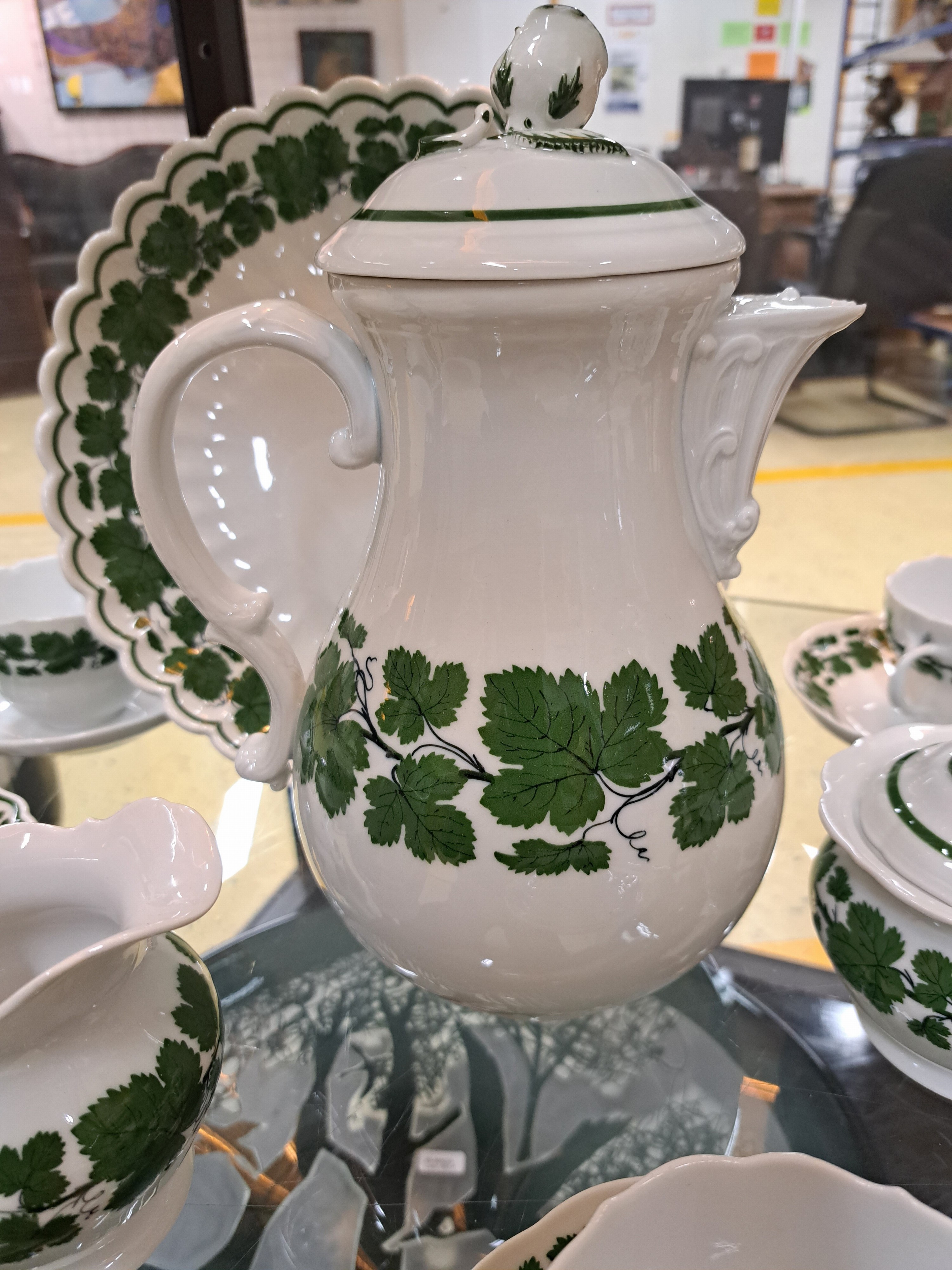 Detail b: Kaffeeservice Weinlaub, Meissen, 20.Jh., Porzellan, 6 Tassen (1x 2.Wahl) mit UT, 6 Kuchenteller D. 17cm, Kaffeekanne (Deckelrose min. best.), ...