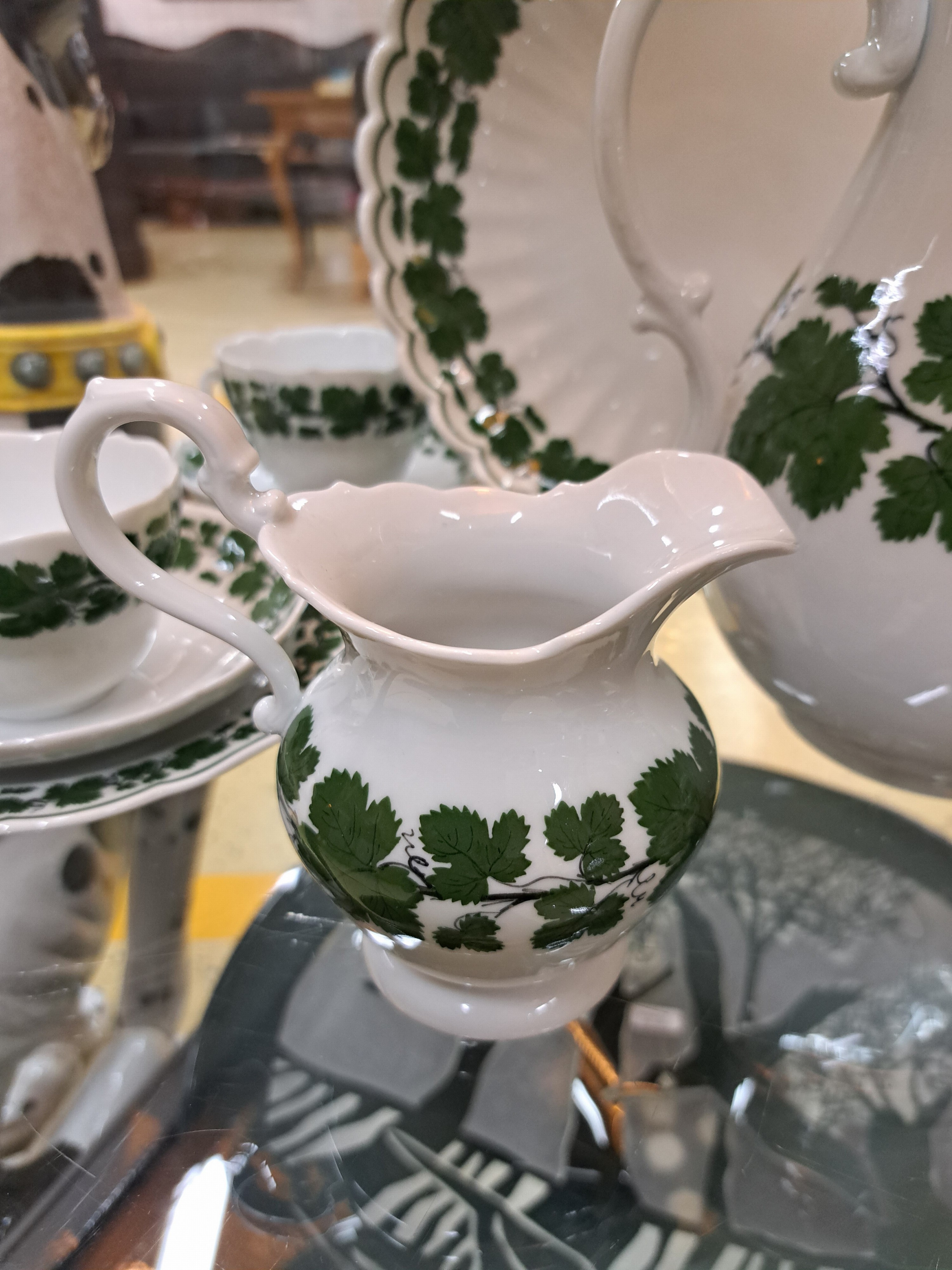 Detail c: Kaffeeservice Weinlaub, Meissen, 20.Jh., Porzellan, 6 Tassen (1x 2.Wahl) mit UT, 6 Kuchenteller D. 17cm, Kaffeekanne (Deckelrose min. best.), ...