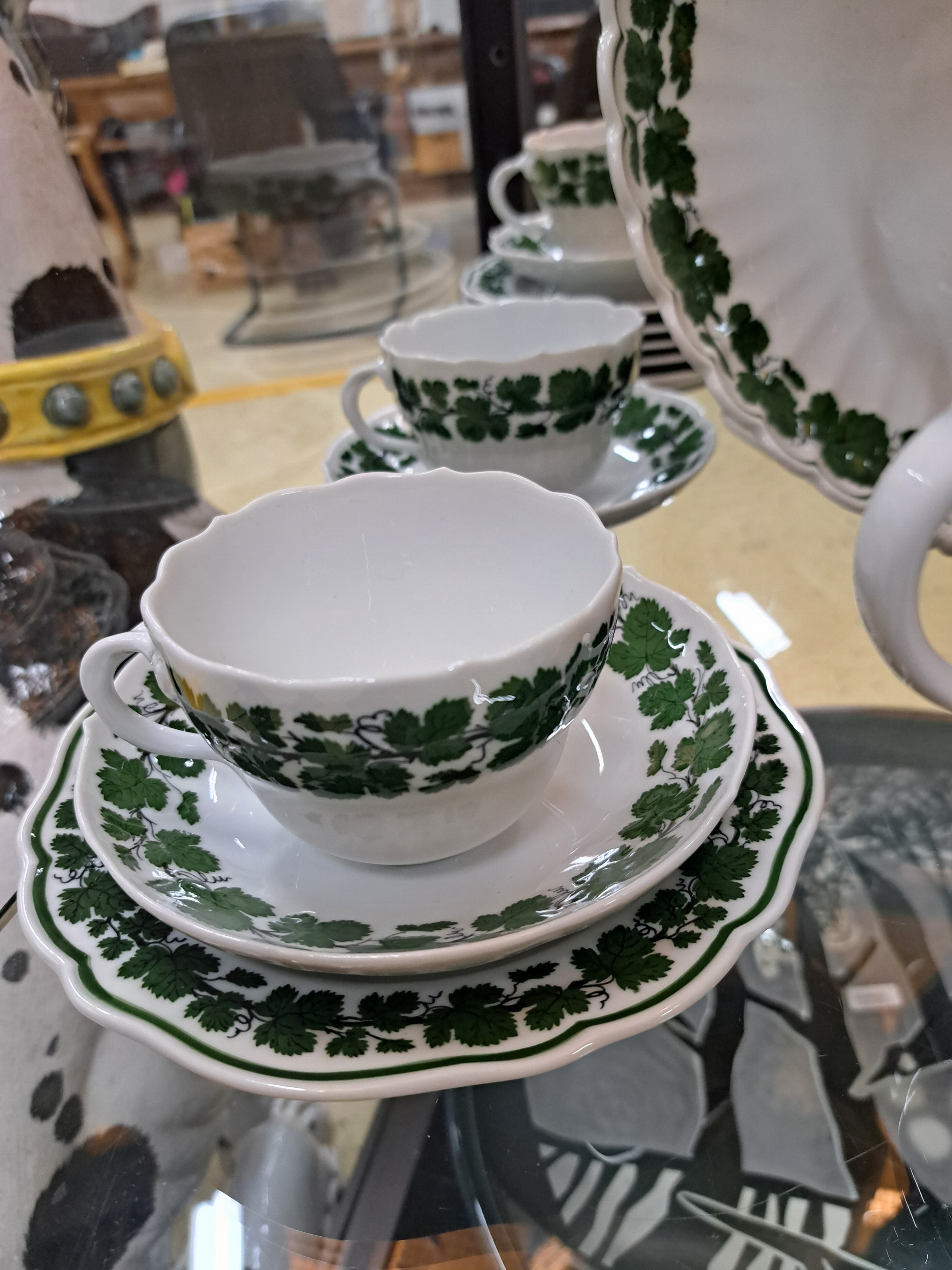 Detail d: Kaffeeservice Weinlaub, Meissen, 20.Jh., Porzellan, 6 Tassen (1x 2.Wahl) mit UT, 6 Kuchenteller D. 17cm, Kaffeekanne (Deckelrose min. best.), ...