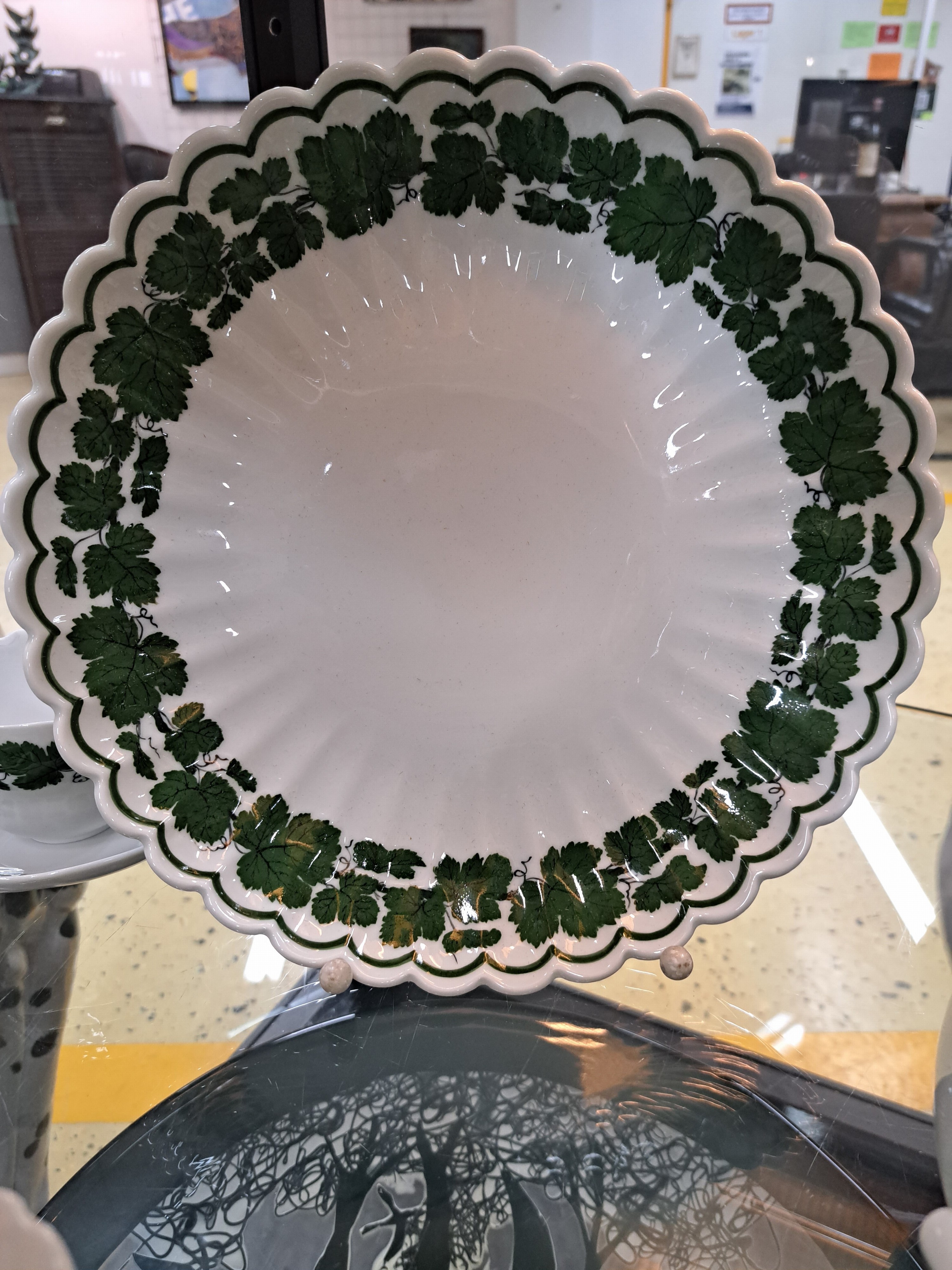 Detail e: Kaffeeservice Weinlaub, Meissen, 20.Jh., Porzellan, 6 Tassen (1x 2.Wahl) mit UT, 6 Kuchenteller D. 17cm, Kaffeekanne (Deckelrose min. best.), ...