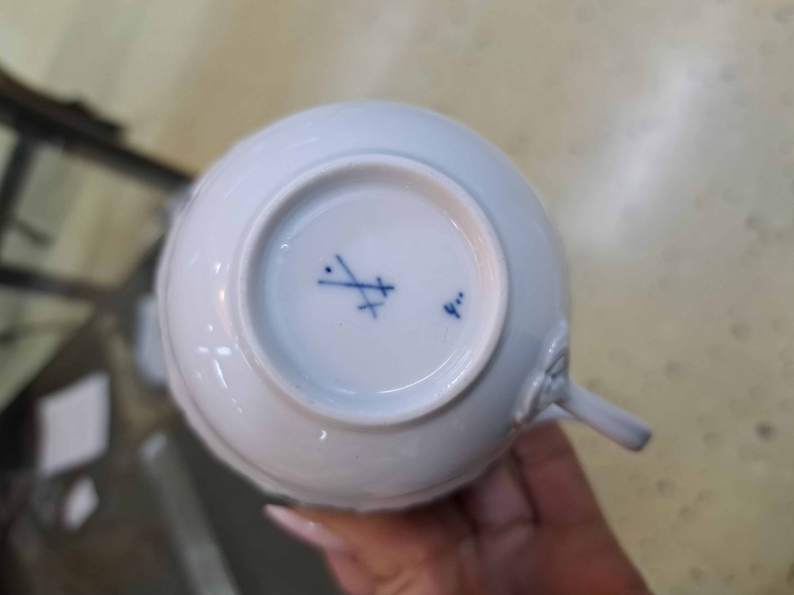 Detail f: Kaffeeservice Weinlaub, Meissen, 20.Jh., Porzellan, 6 Tassen (1x 2.Wahl) mit UT, 6 Kuchenteller D. 17cm, Kaffeekanne (Deckelrose min. best.), ...