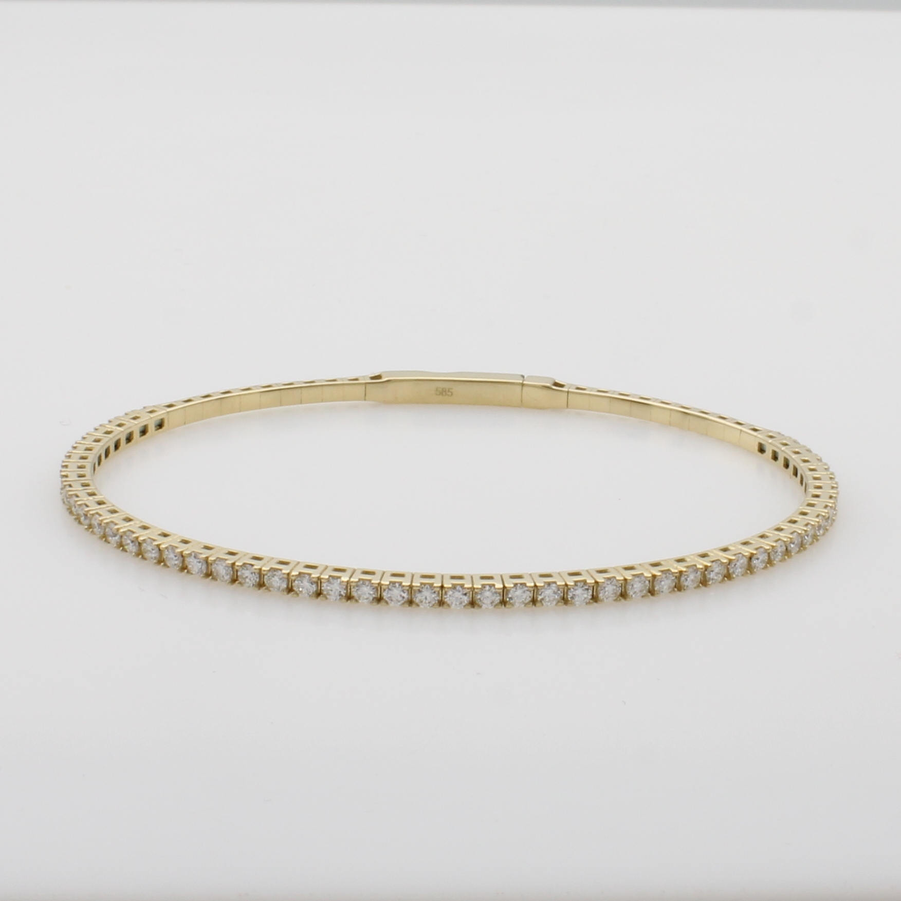 Image 27052724 - Armreif mit Brillanten, GG 585/000, Steck- schl., 51 Brill. in Krappenf. zus. ca. 1.50 ...