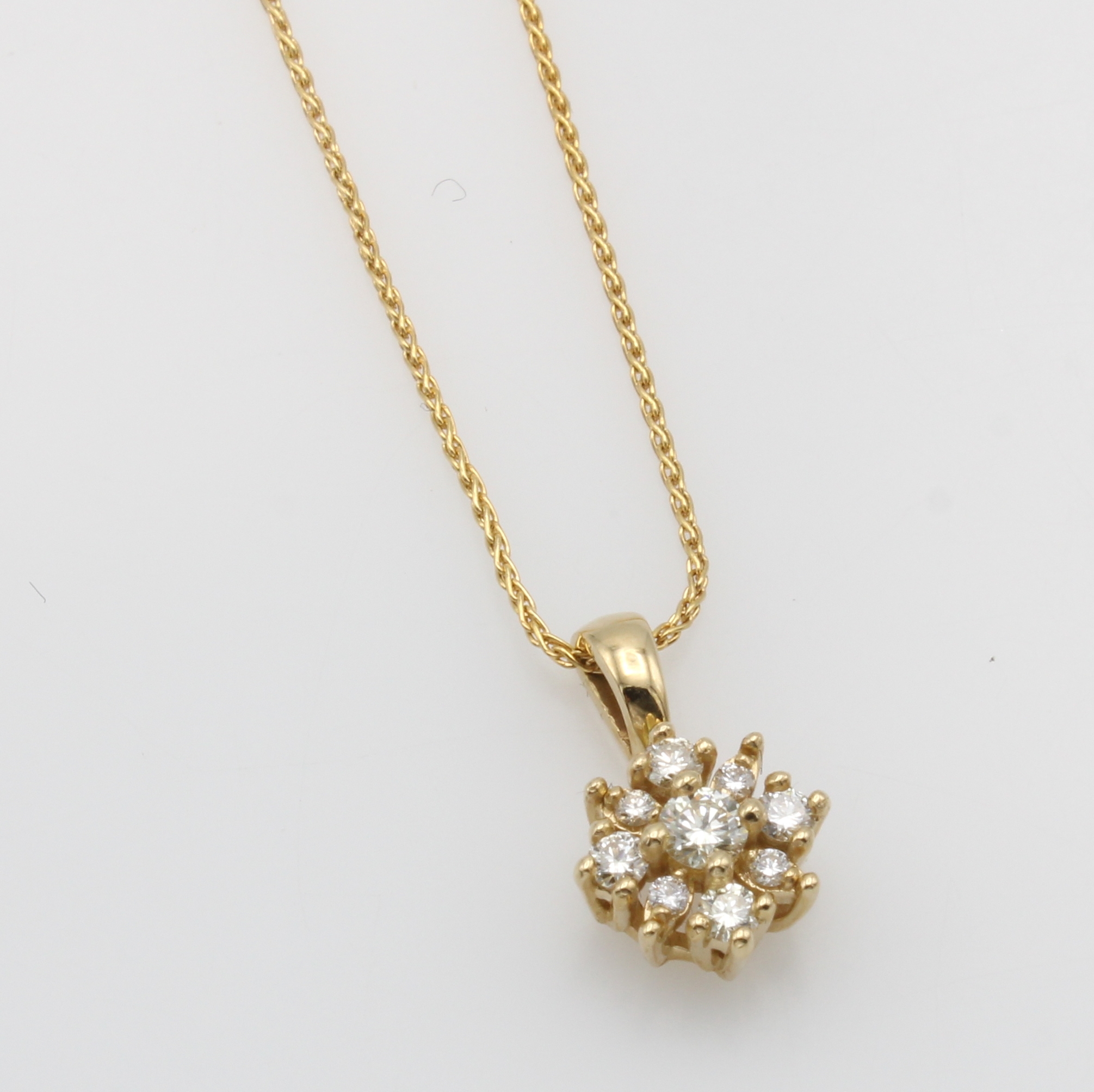 Image 27052729 - Anhänger ´Blüte´ mit Brillanten an Kette, GG 585/000, 9 Brill. zus. ca. 0.20 ct get. ...