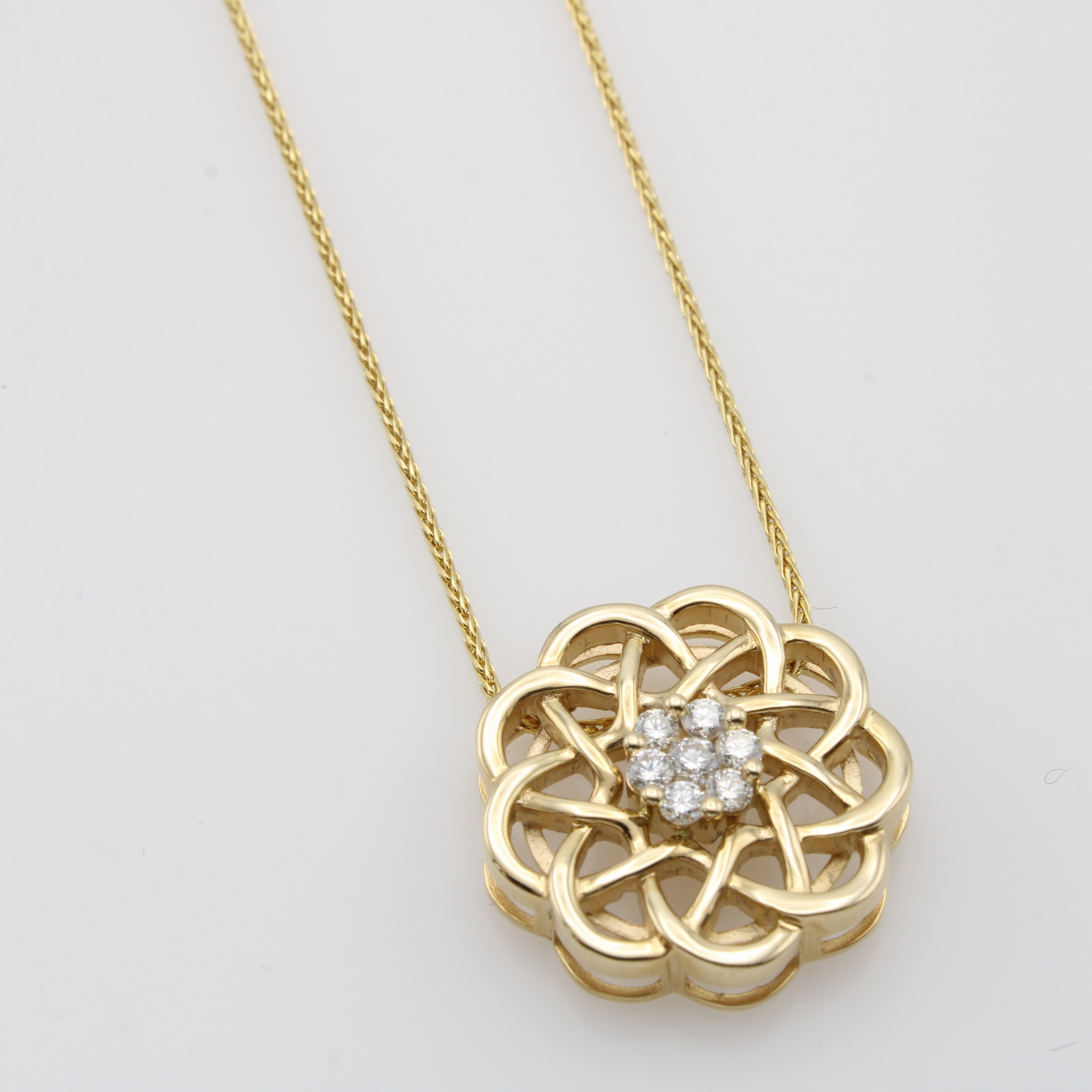 Image 27052733 - Anhänger ´Blüte´ mit Brillanten an Kette, GG 585/000, durchbrochene Form, 7 Brill. ...