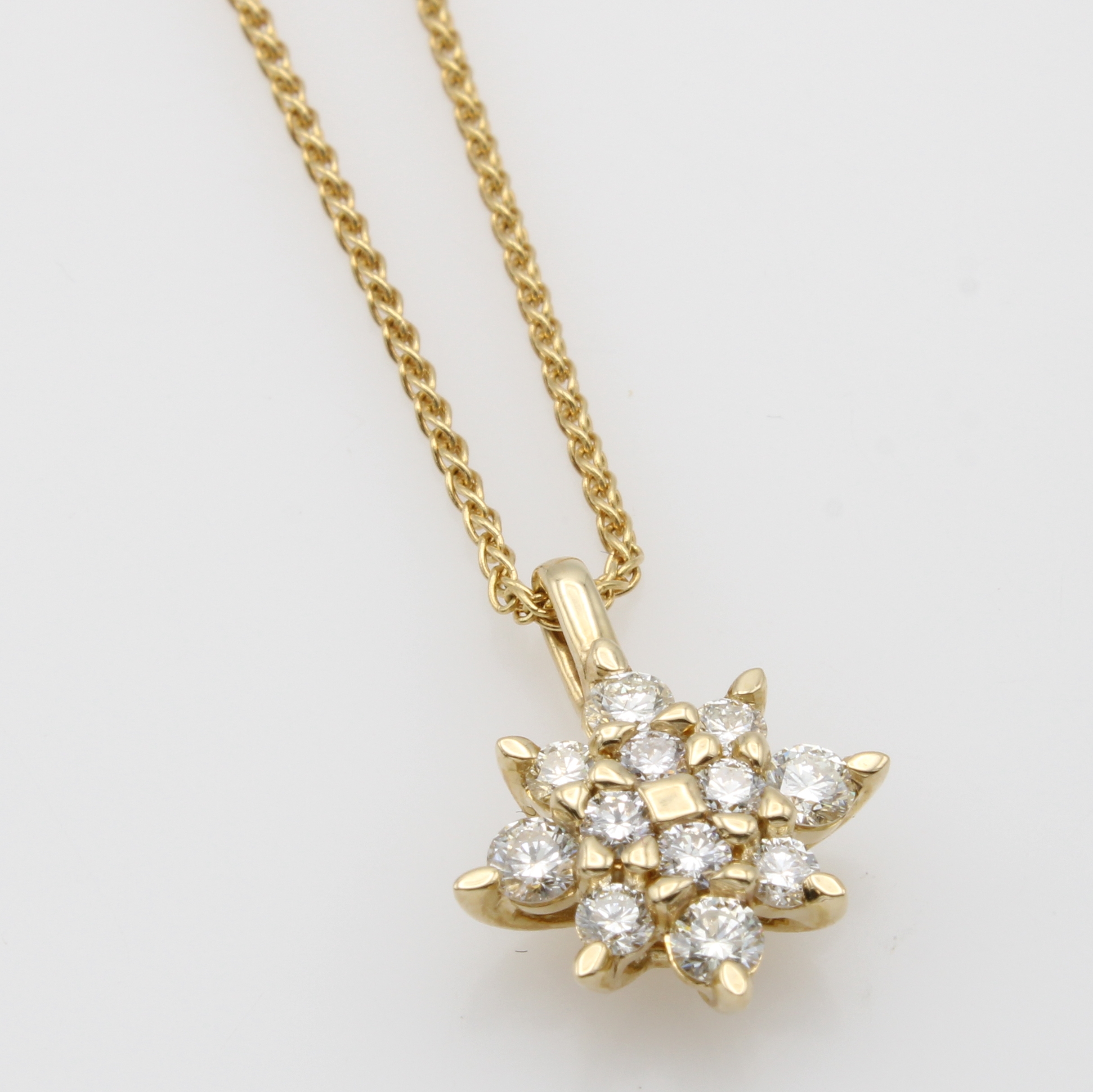 Image 27052736 - Anhänger ´Stern´ mit Brillanten an Kette, GG 585/000, 12 Brill. zus. ca. 0.50 ct Weiß/ ...