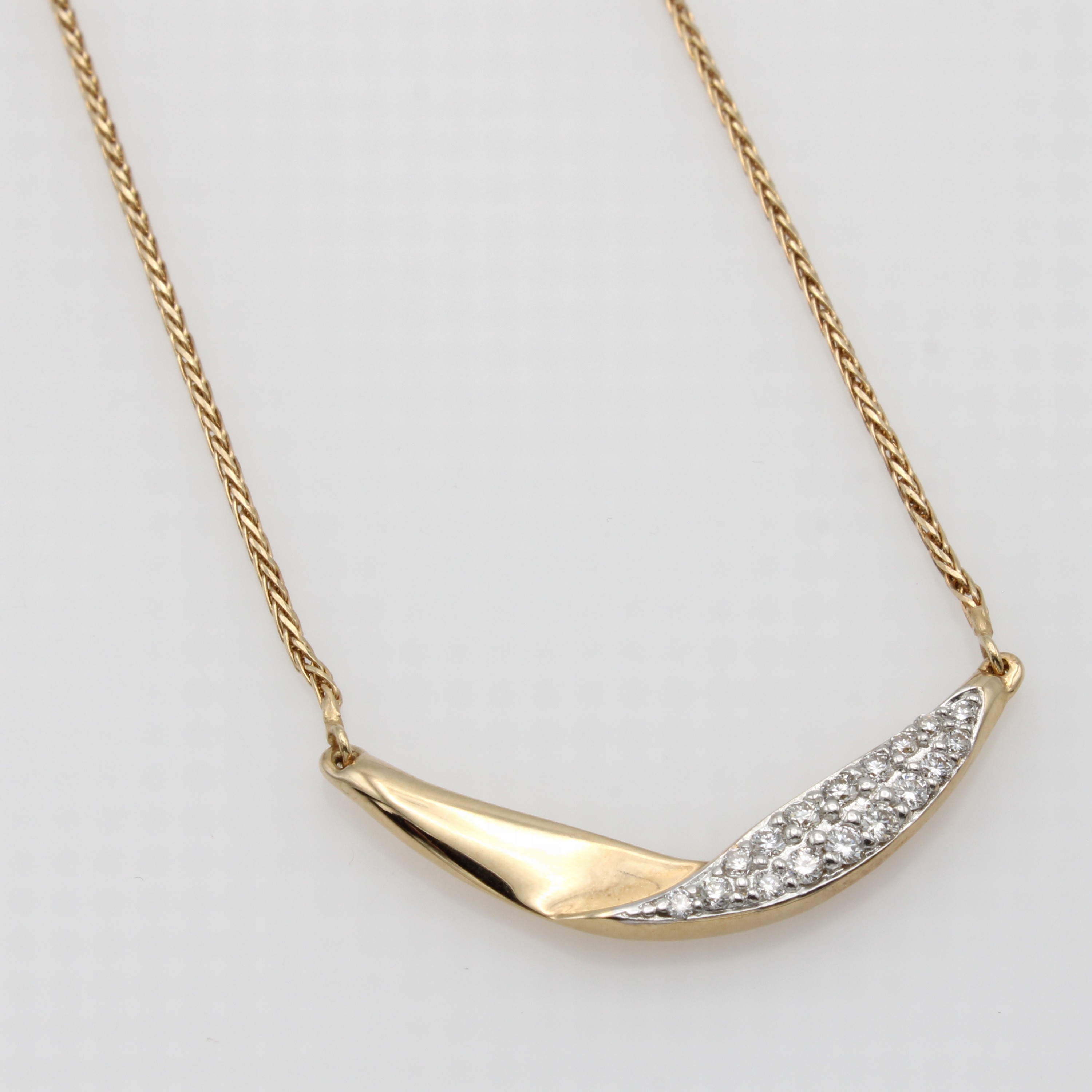 Image 27052738 - Collier mit Brillanten, GG 585/000 z.T. rhod., Brill. in Mittelteil gef. zus. ca. 0.15 ...