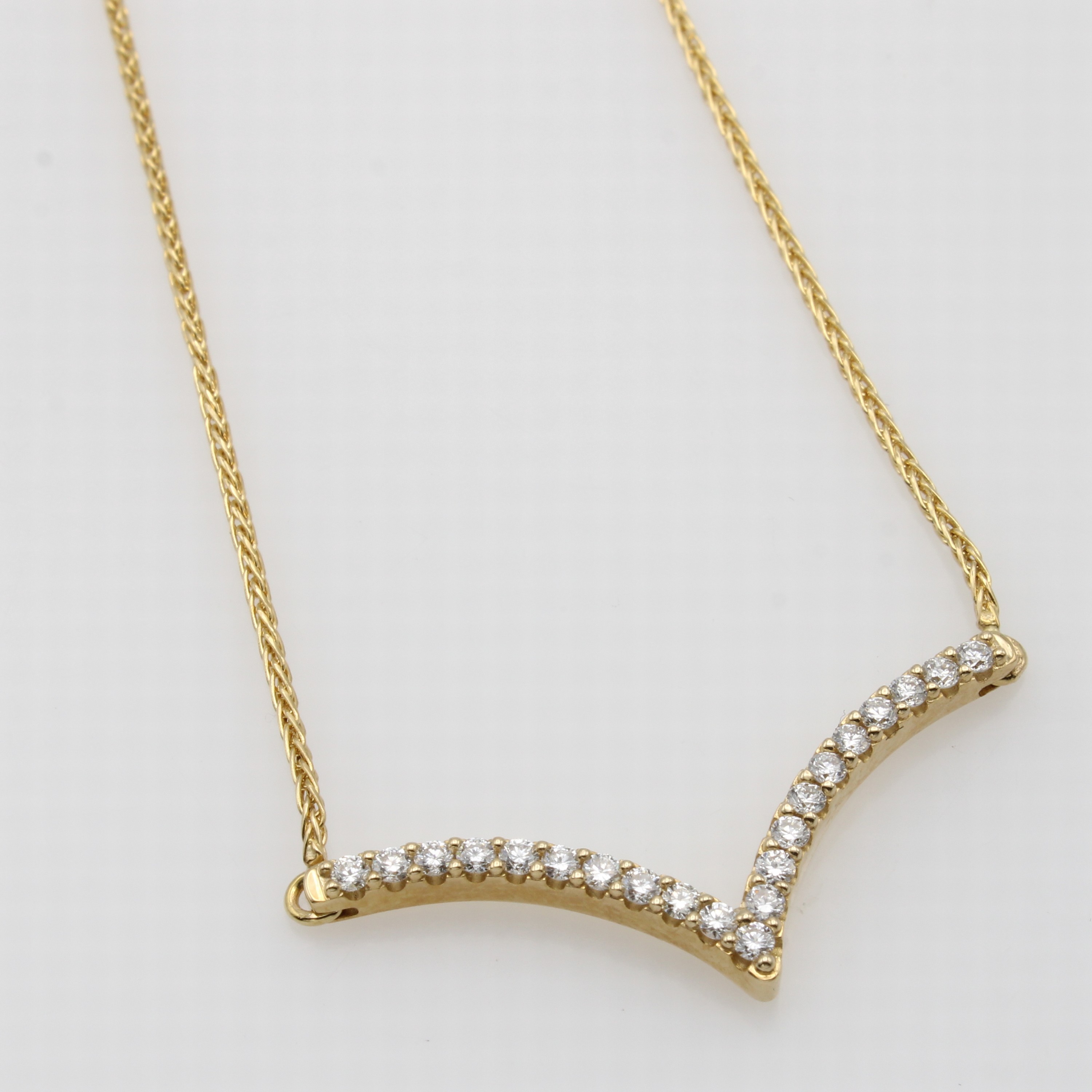 Image 27052739 - Collier mit Brillanten, GG 585/000, Brill. in V-förm. Mittelteil gef. zus. ca. 0.30 ct ...