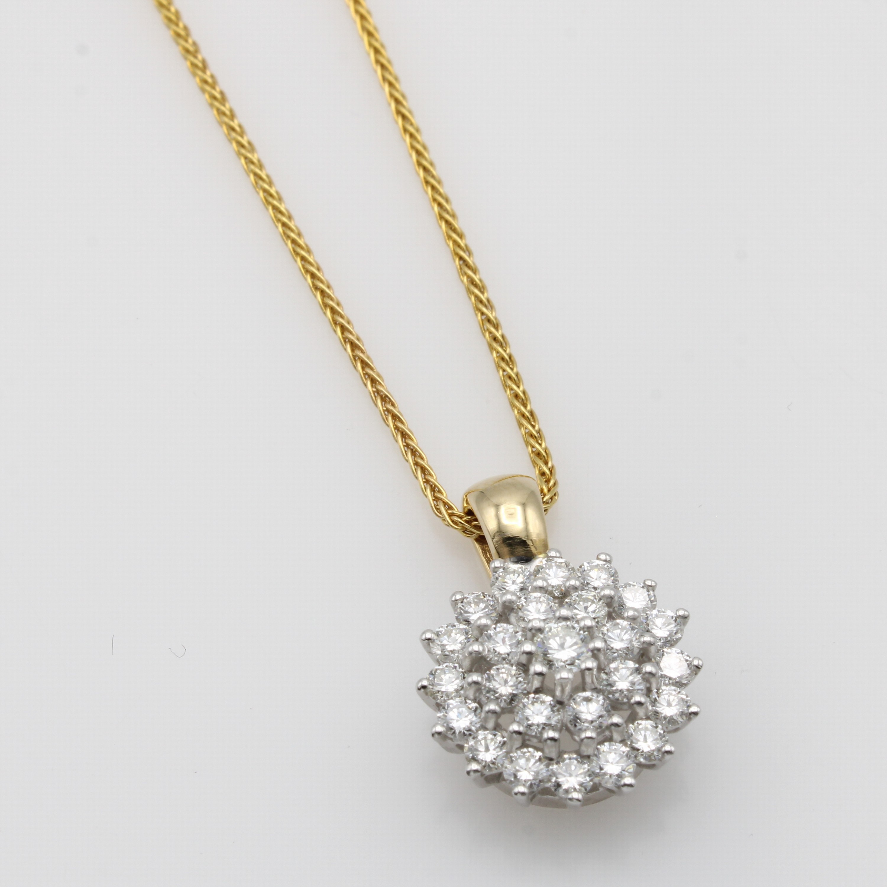 Image 27052741 - Runder Anhänger mit Brillanten an Kette, GG 585/000 z.T. rhod., 25 Brill. zus. ca. 1.00 ...