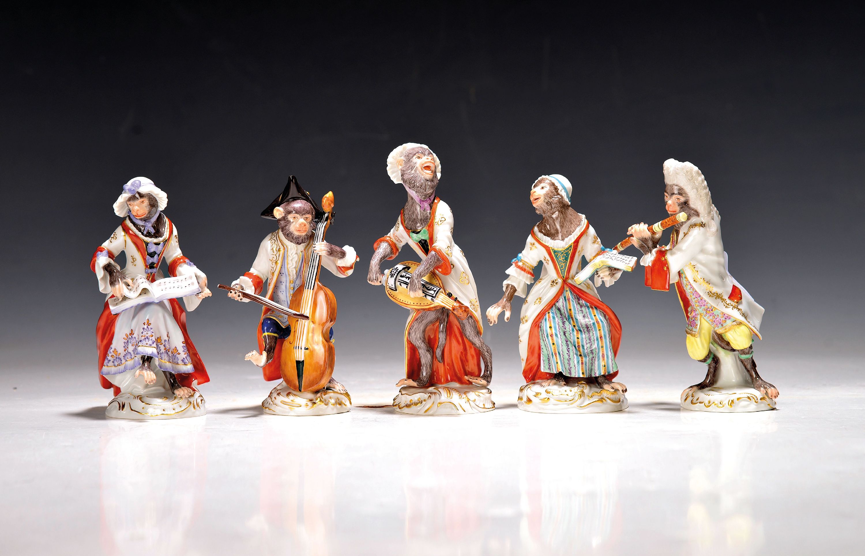Detail b: Die Affenkapelle, 21 Figuren und Notenständer, Meissen, Entw. J.J. Kaendler 1753/54, Ausführung nach 1945, 1.Wahl, Porzellan, polychrom handbemalt ...