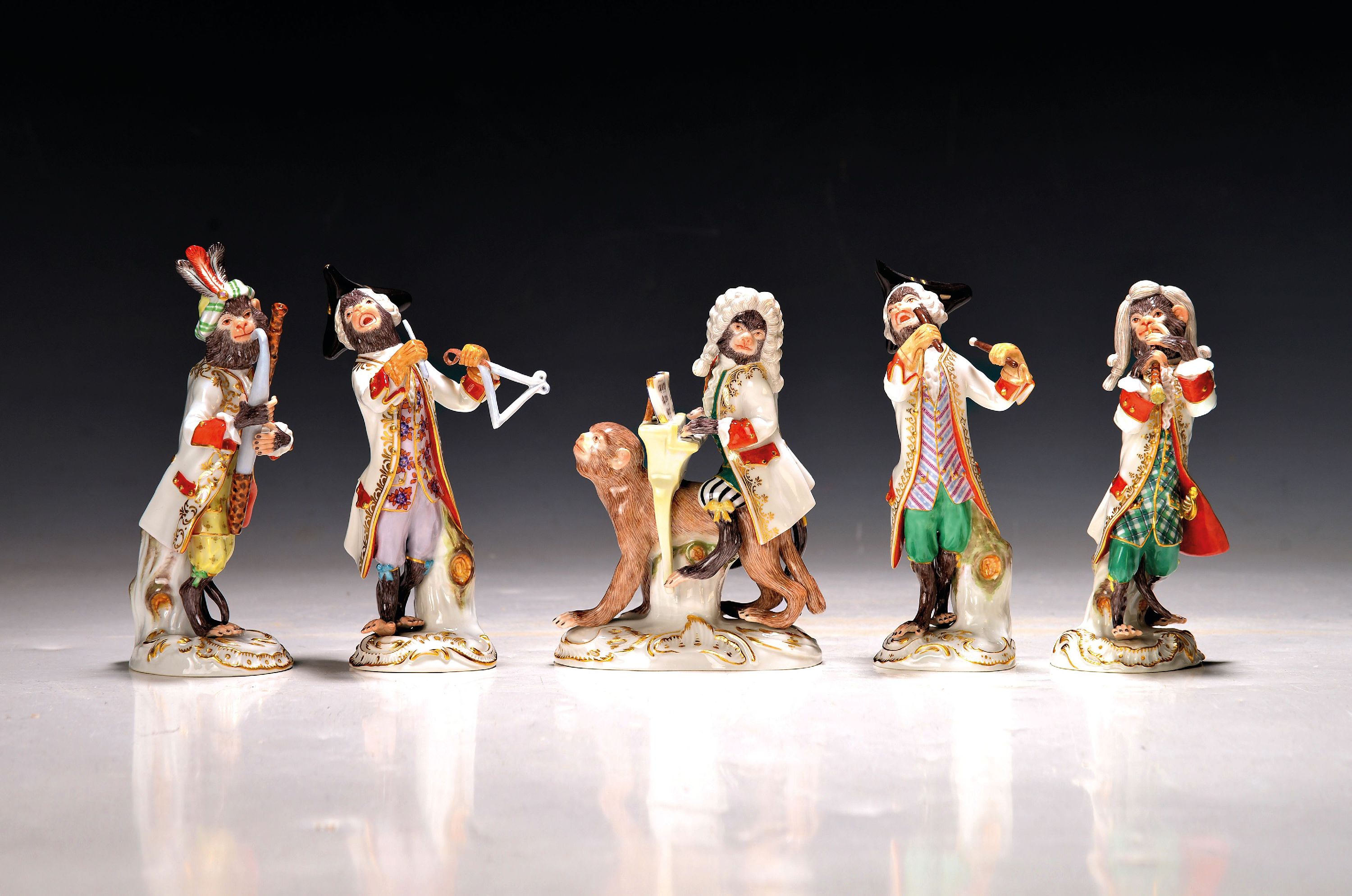 Detail c: Die Affenkapelle, 21 Figuren und Notenständer, Meissen, Entw. J.J. Kaendler 1753/54, Ausführung nach 1945, 1.Wahl, Porzellan, polychrom handbemalt ...