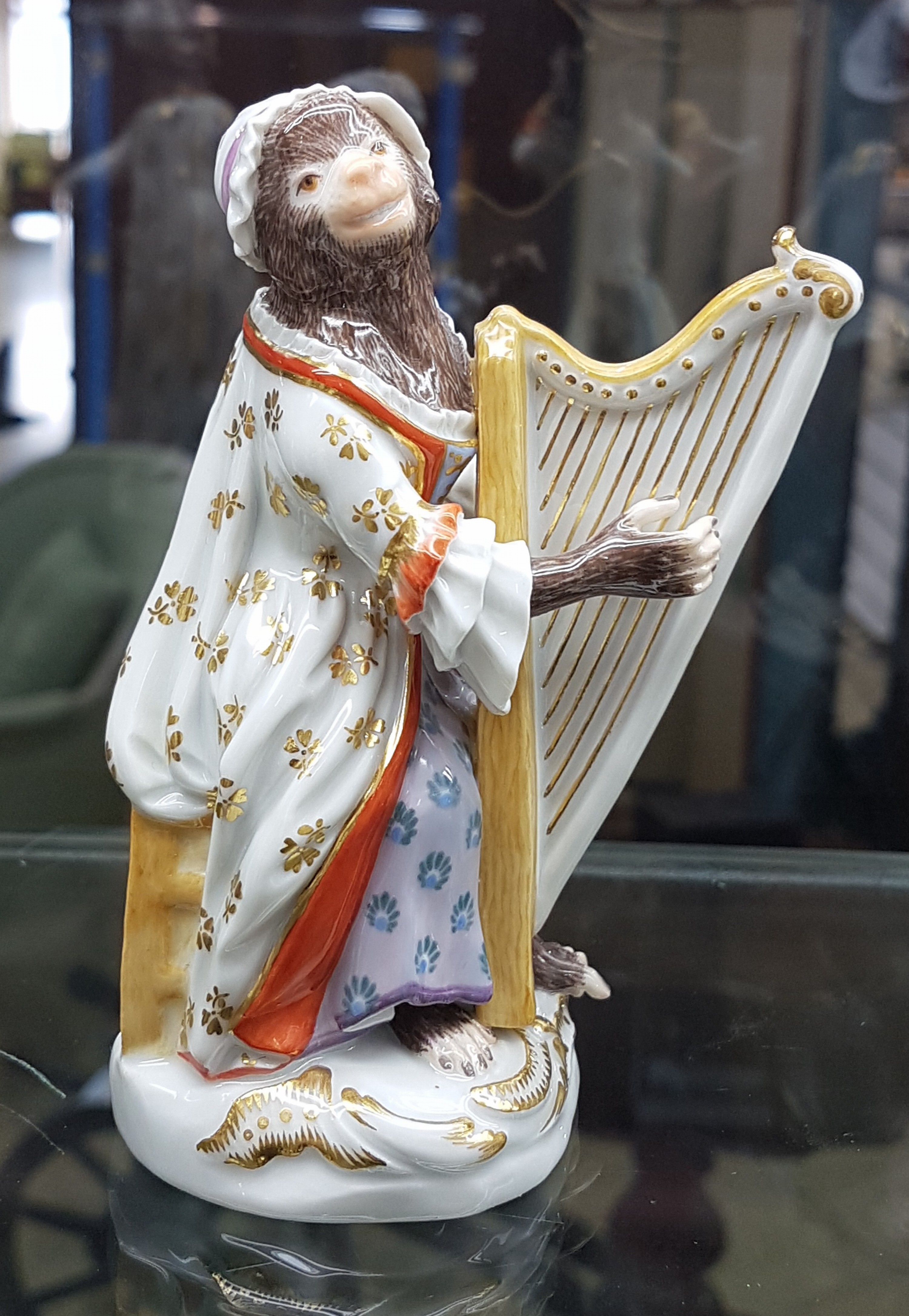 Detail d: Die Affenkapelle, 21 Figuren und Notenständer, Meissen, Entw. J.J. Kaendler 1753/54, Ausführung nach 1945, 1.Wahl, Porzellan, polychrom handbemalt ...