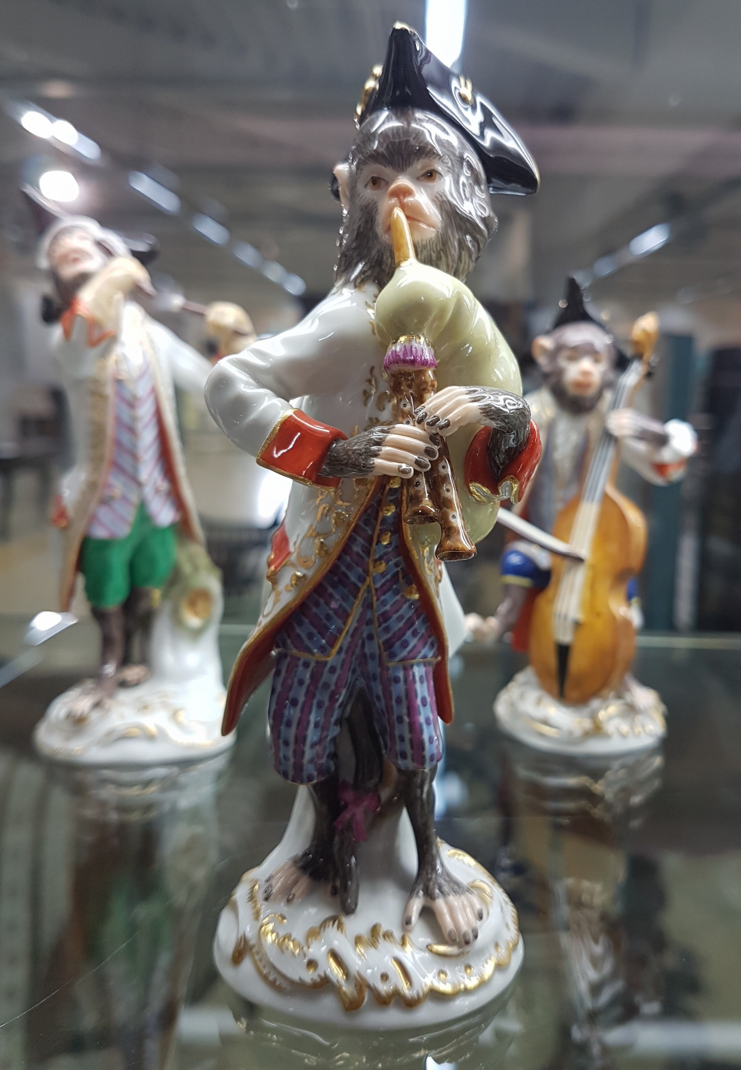 Detail e: Die Affenkapelle, 21 Figuren und Notenständer, Meissen, Entw. J.J. Kaendler 1753/54, Ausführung nach 1945, 1.Wahl, Porzellan, polychrom handbemalt ...