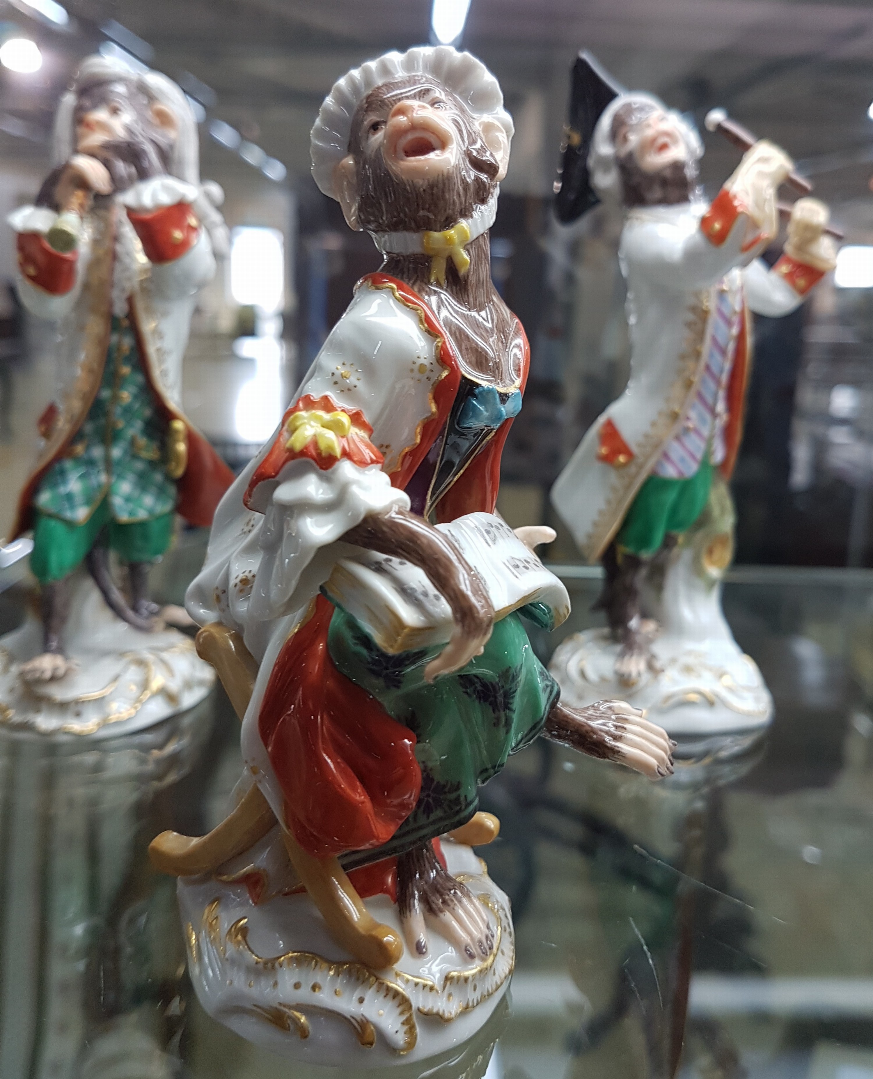 Detail f: Die Affenkapelle, 21 Figuren und Notenständer, Meissen, Entw. J.J. Kaendler 1753/54, Ausführung nach 1945, 1.Wahl, Porzellan, polychrom handbemalt ...