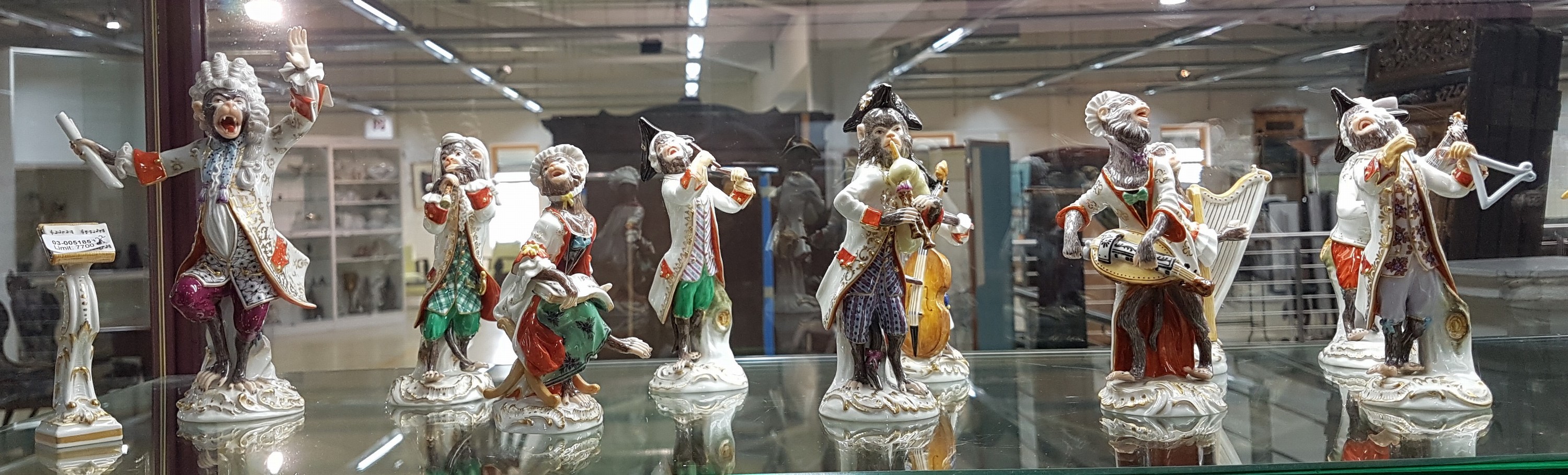 Detail h: Die Affenkapelle, 21 Figuren und Notenständer, Meissen, Entw. J.J. Kaendler 1753/54, Ausführung nach 1945, 1.Wahl, Porzellan, polychrom handbemalt ...