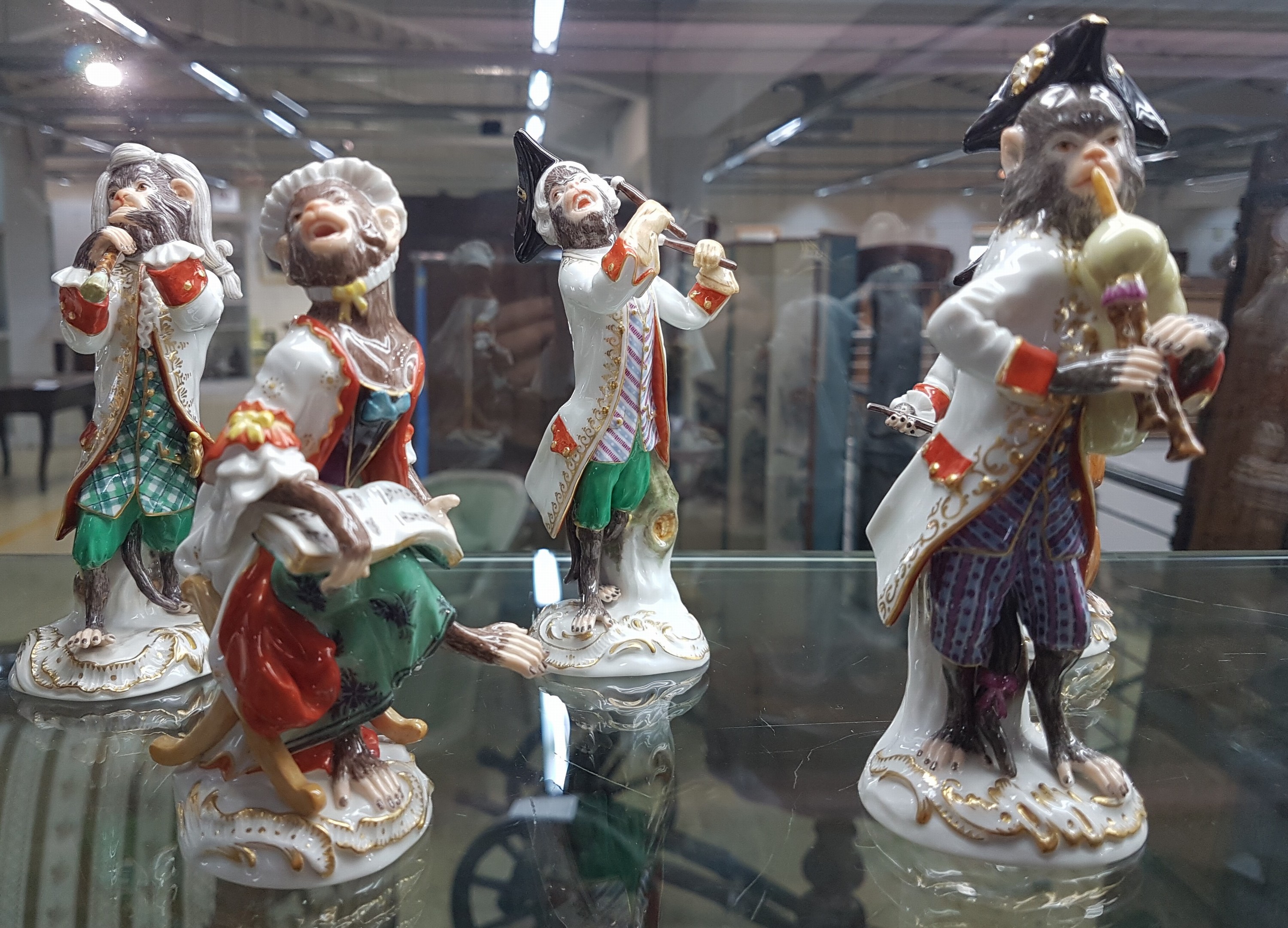 Detail i: Die Affenkapelle, 21 Figuren und Notenständer, Meissen, Entw. J.J. Kaendler 1753/54, Ausführung nach 1945, 1.Wahl, Porzellan, polychrom handbemalt ...