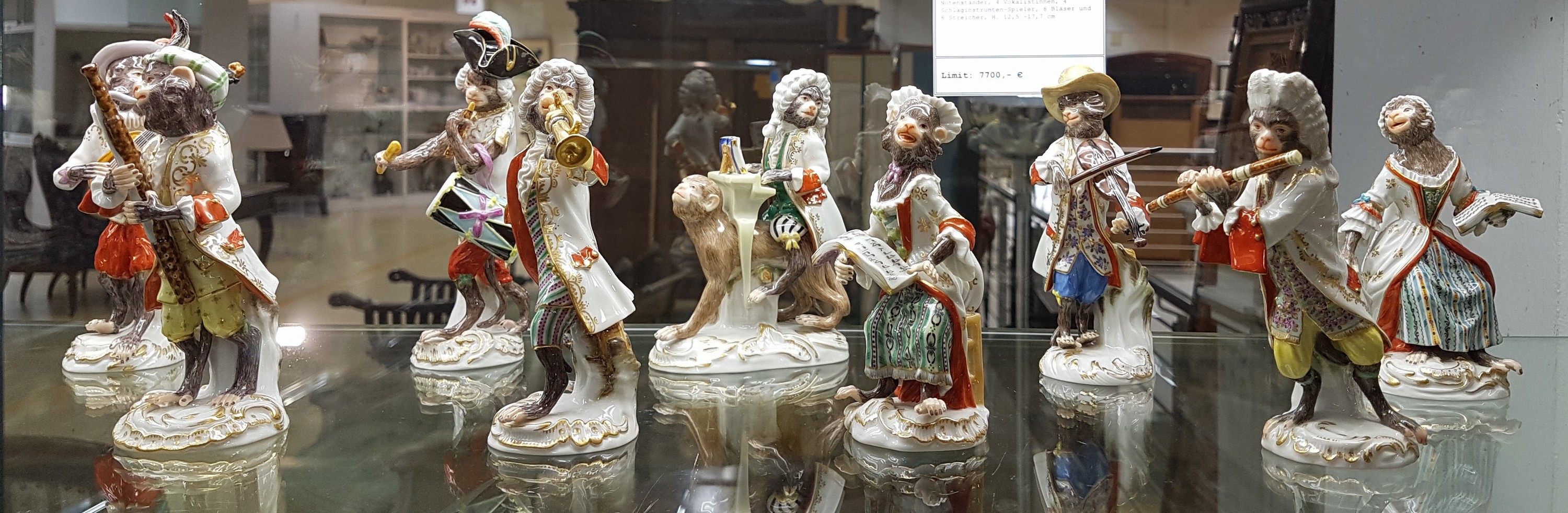 Detail j: Die Affenkapelle, 21 Figuren und Notenständer, Meissen, Entw. J.J. Kaendler 1753/54, Ausführung nach 1945, 1.Wahl, Porzellan, polychrom handbemalt ...
