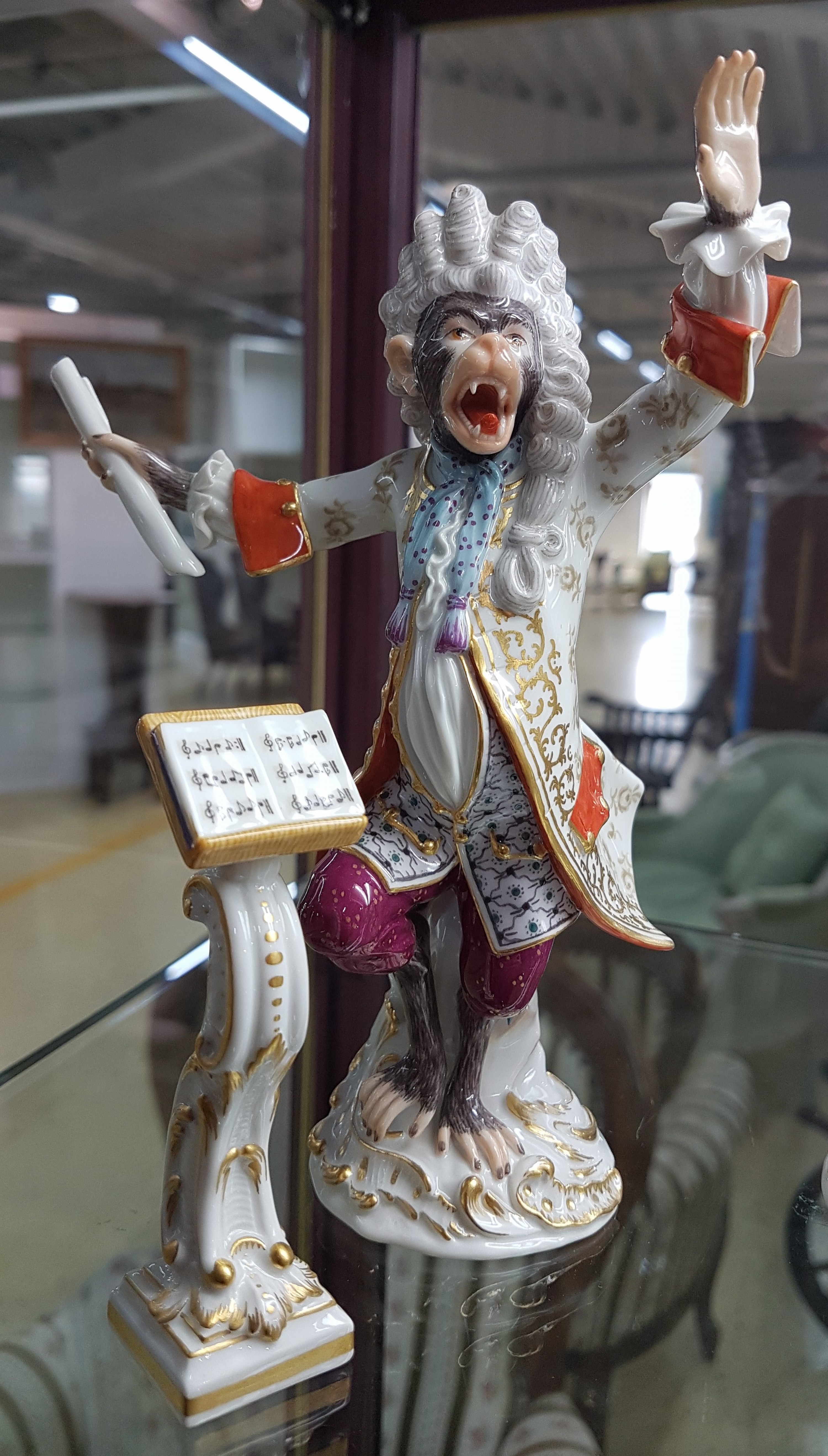 Detail k: Die Affenkapelle, 21 Figuren und Notenständer, Meissen, Entw. J.J. Kaendler 1753/54, Ausführung nach 1945, 1.Wahl, Porzellan, polychrom handbemalt ...