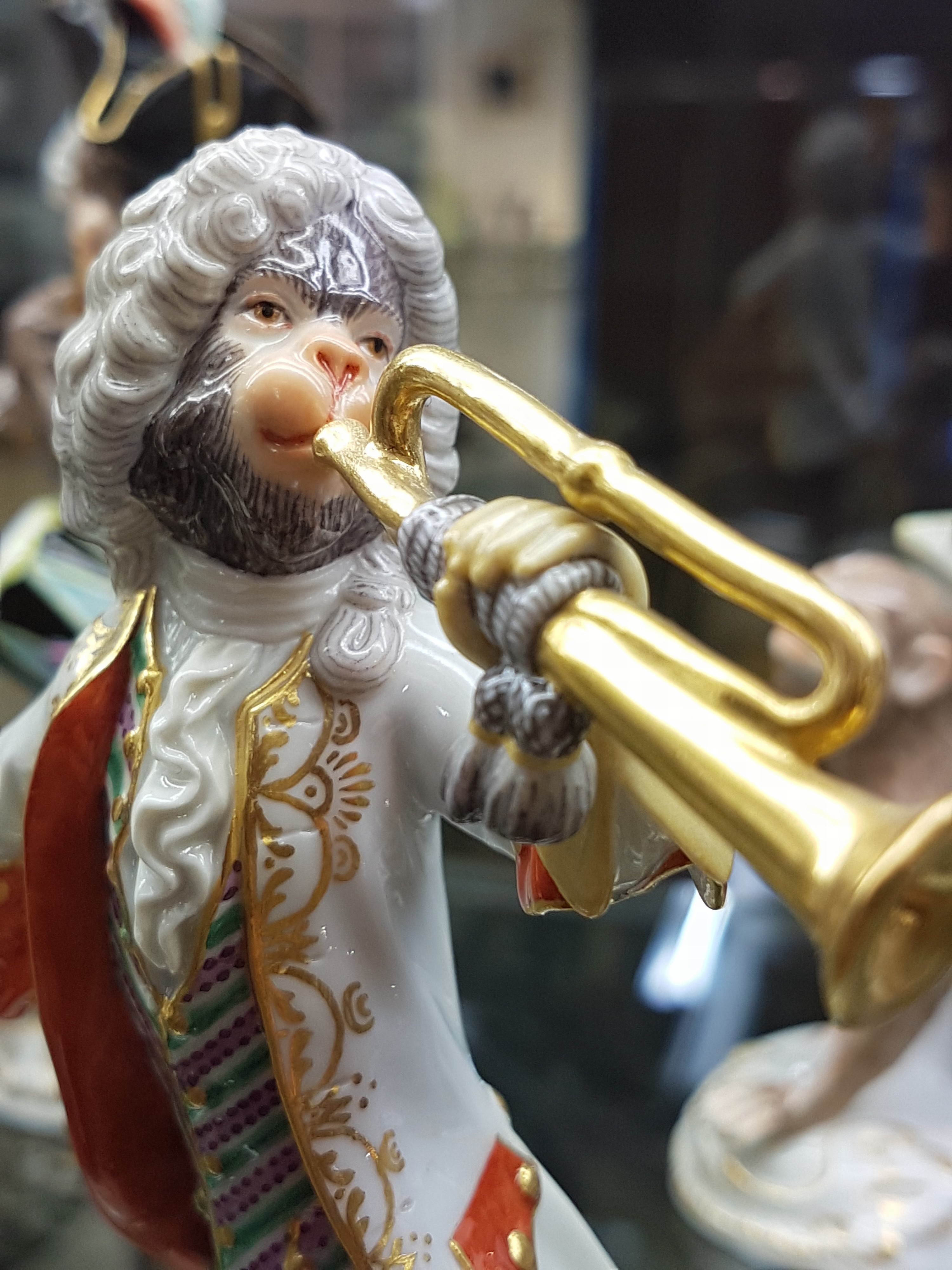 Detail l: Die Affenkapelle, 21 Figuren und Notenständer, Meissen, Entw. J.J. Kaendler 1753/54, Ausführung nach 1945, 1.Wahl, Porzellan, polychrom handbemalt ...