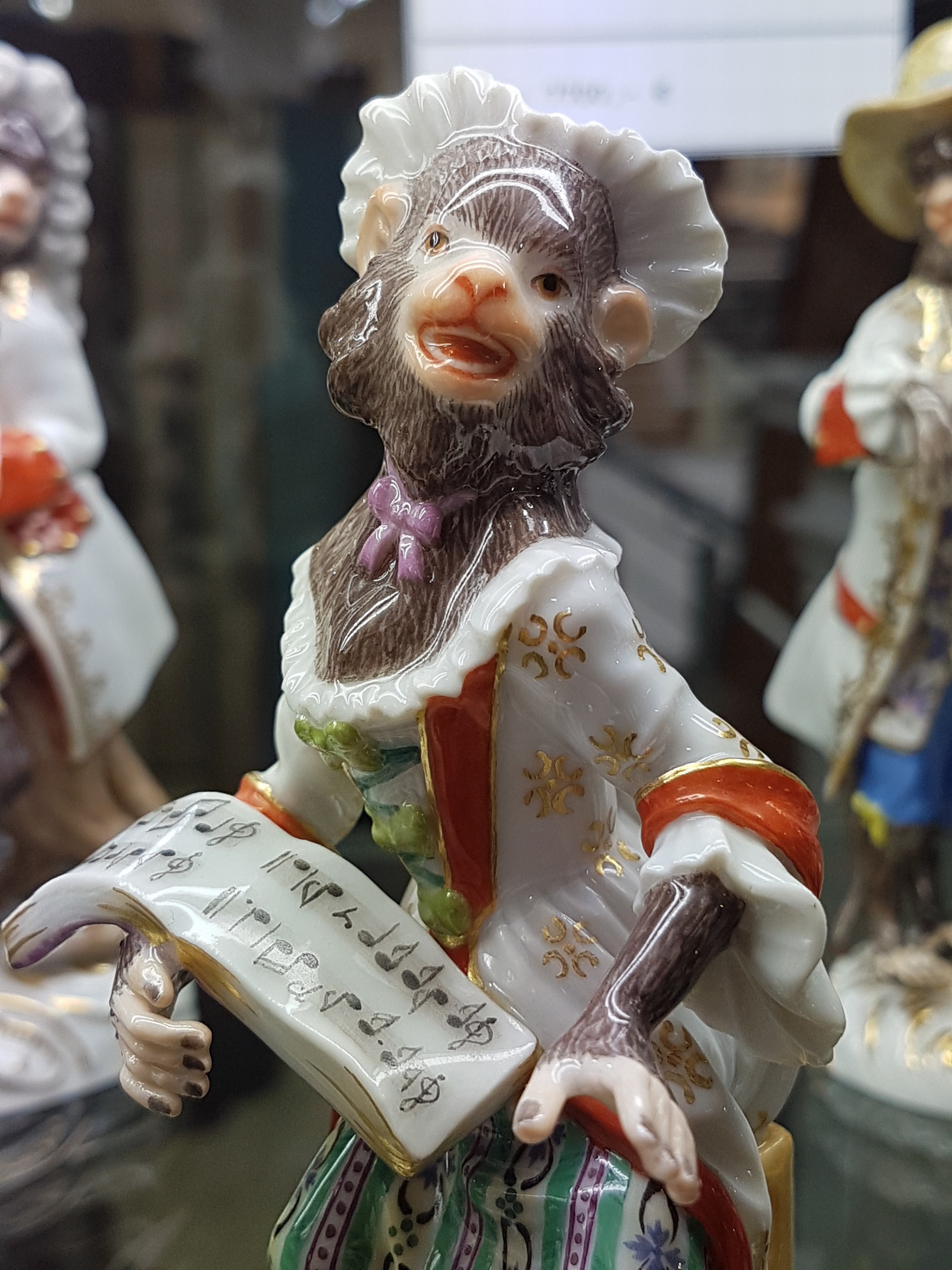 Detail m: Die Affenkapelle, 21 Figuren und Notenständer, Meissen, Entw. J.J. Kaendler 1753/54, Ausführung nach 1945, 1.Wahl, Porzellan, polychrom handbemalt ...