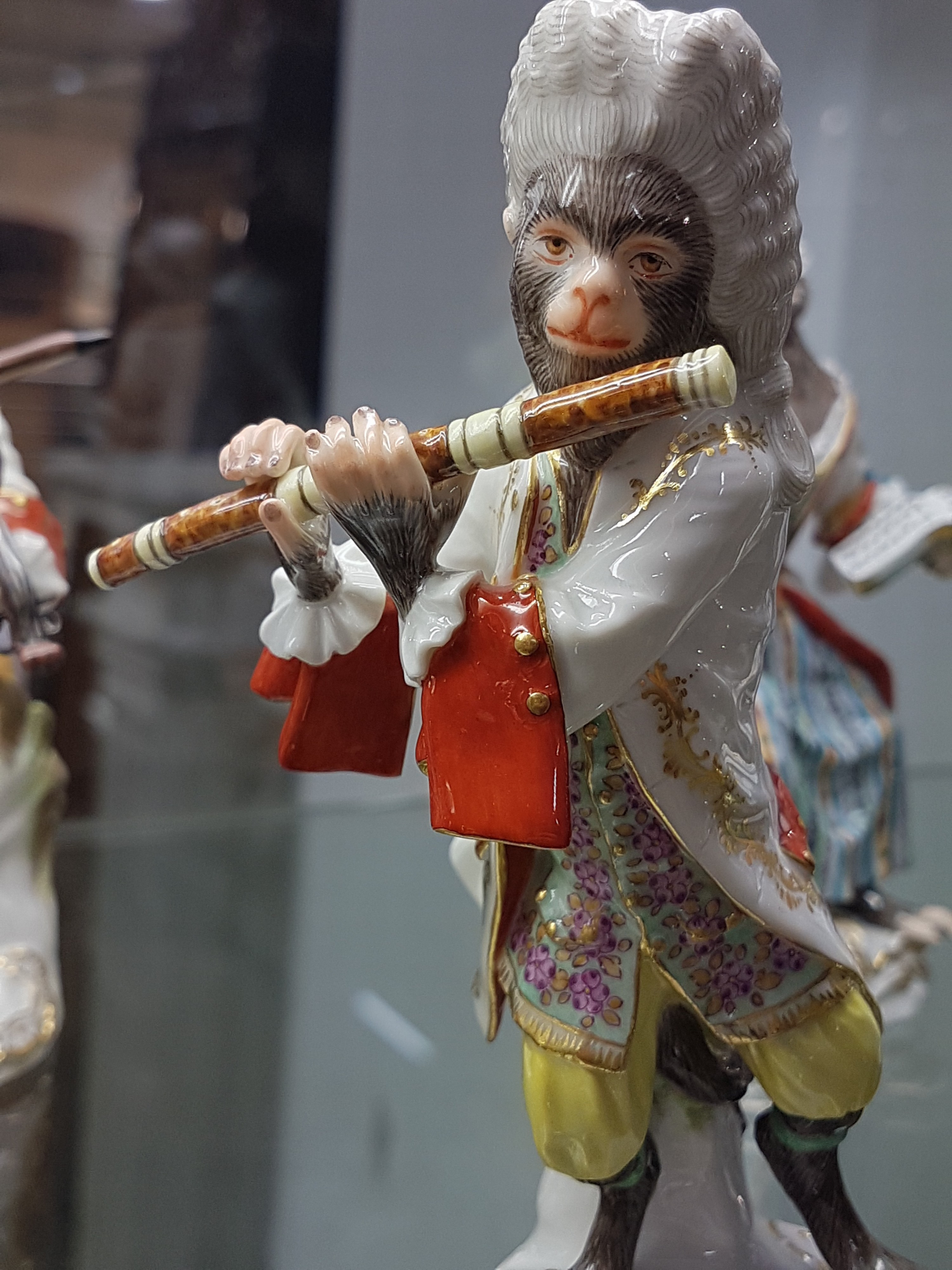 Detail n: Die Affenkapelle, 21 Figuren und Notenständer, Meissen, Entw. J.J. Kaendler 1753/54, Ausführung nach 1945, 1.Wahl, Porzellan, polychrom handbemalt ...