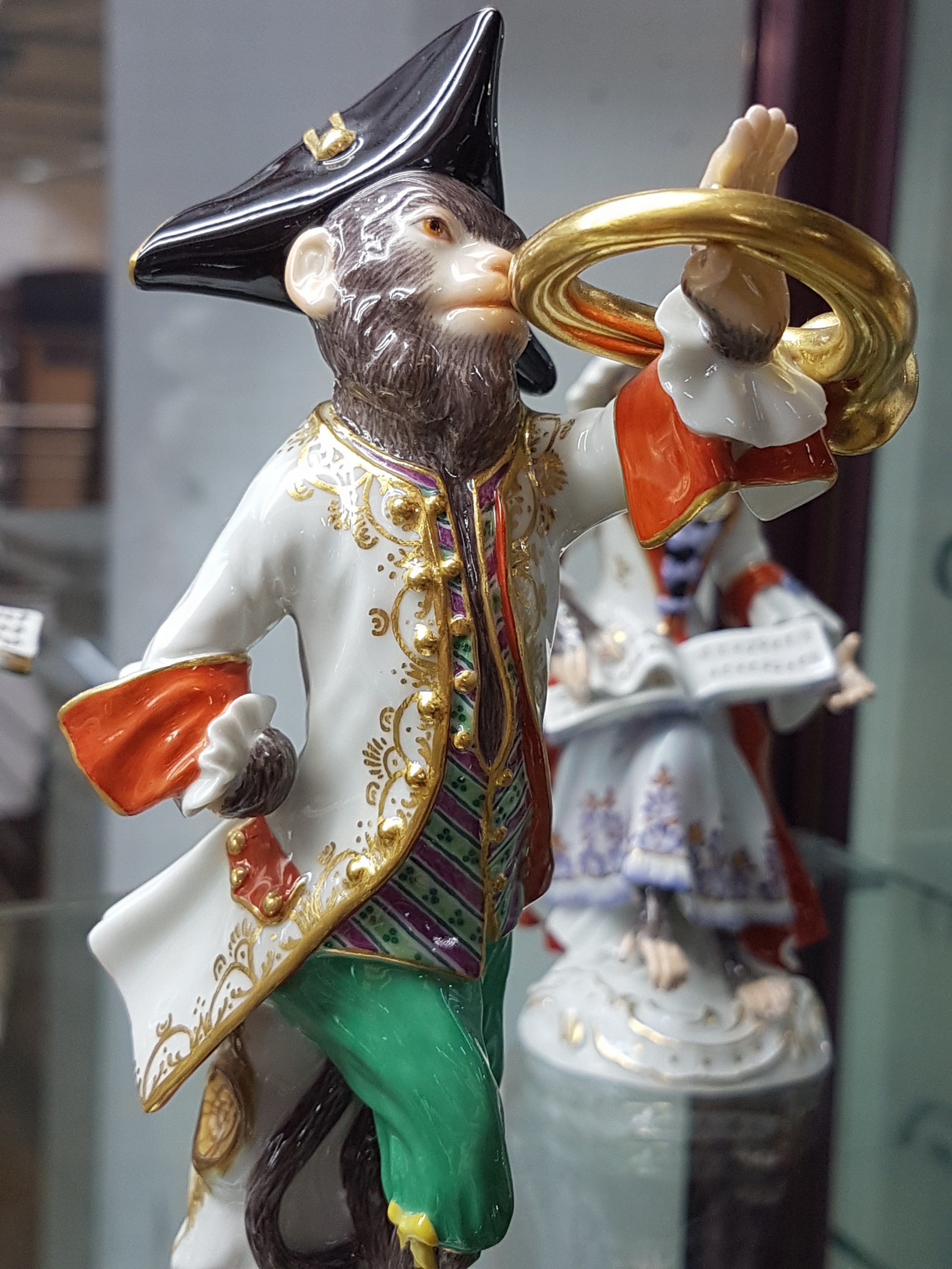 Detail o: Die Affenkapelle, 21 Figuren und Notenständer, Meissen, Entw. J.J. Kaendler 1753/54, Ausführung nach 1945, 1.Wahl, Porzellan, polychrom handbemalt ...