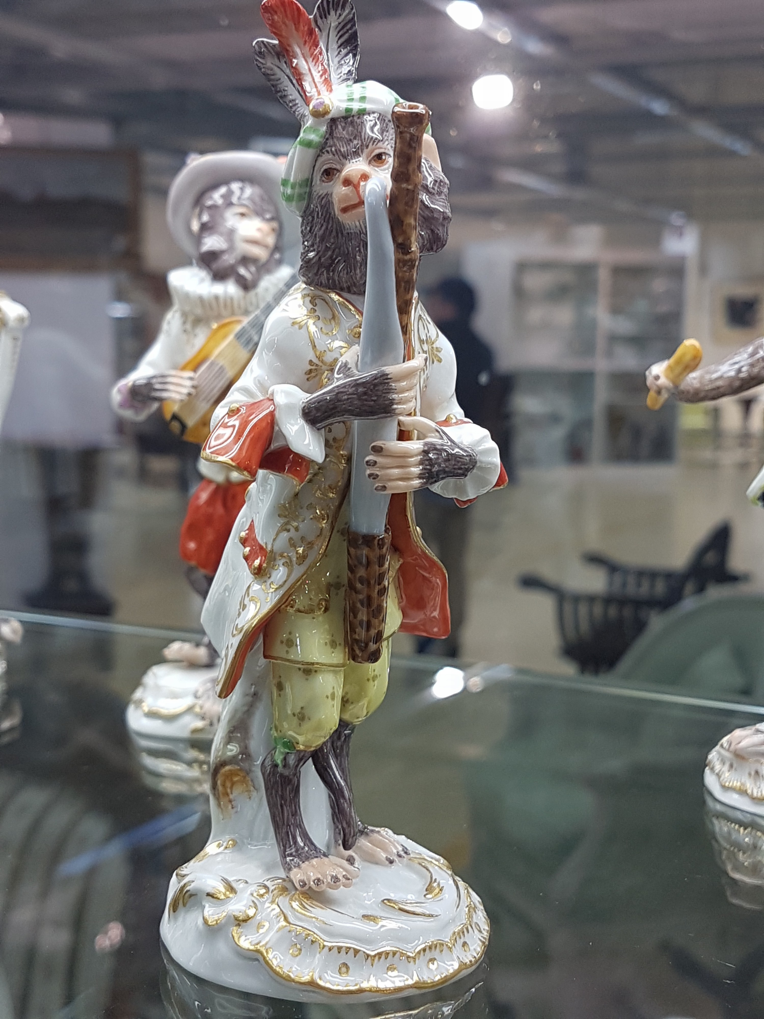 Detail p: Die Affenkapelle, 21 Figuren und Notenständer, Meissen, Entw. J.J. Kaendler 1753/54, Ausführung nach 1945, 1.Wahl, Porzellan, polychrom handbemalt ...