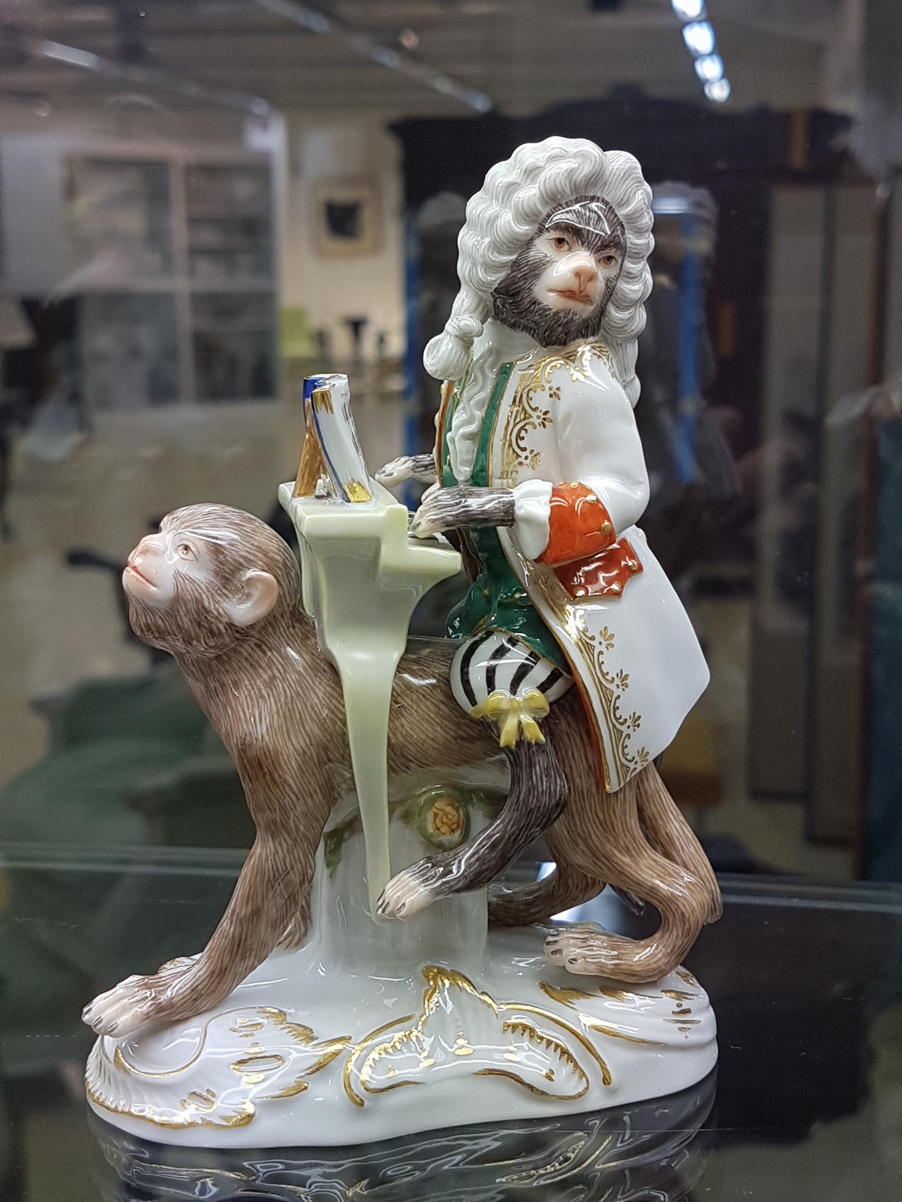 Detail q: Die Affenkapelle, 21 Figuren und Notenständer, Meissen, Entw. J.J. Kaendler 1753/54, Ausführung nach 1945, 1.Wahl, Porzellan, polychrom handbemalt ...