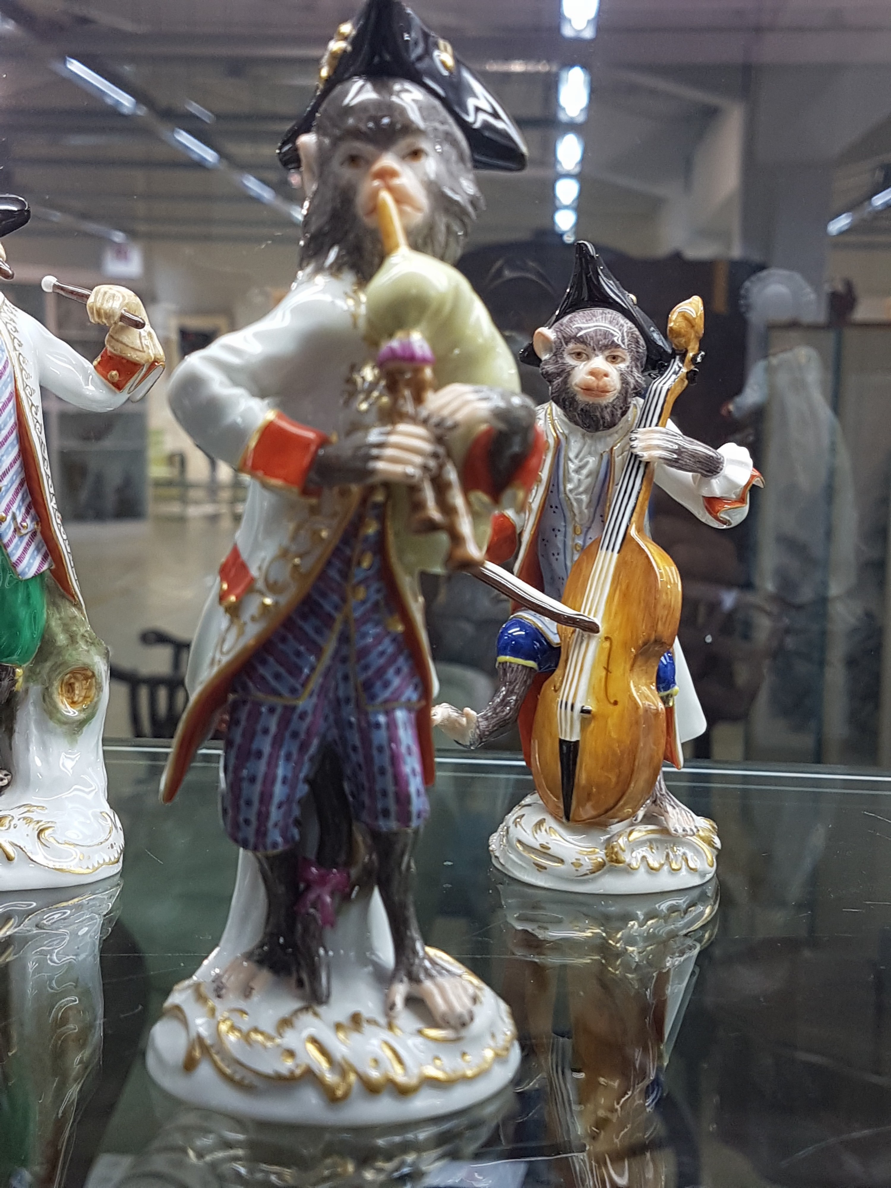 Detail r: Die Affenkapelle, 21 Figuren und Notenständer, Meissen, Entw. J.J. Kaendler 1753/54, Ausführung nach 1945, 1.Wahl, Porzellan, polychrom handbemalt ...