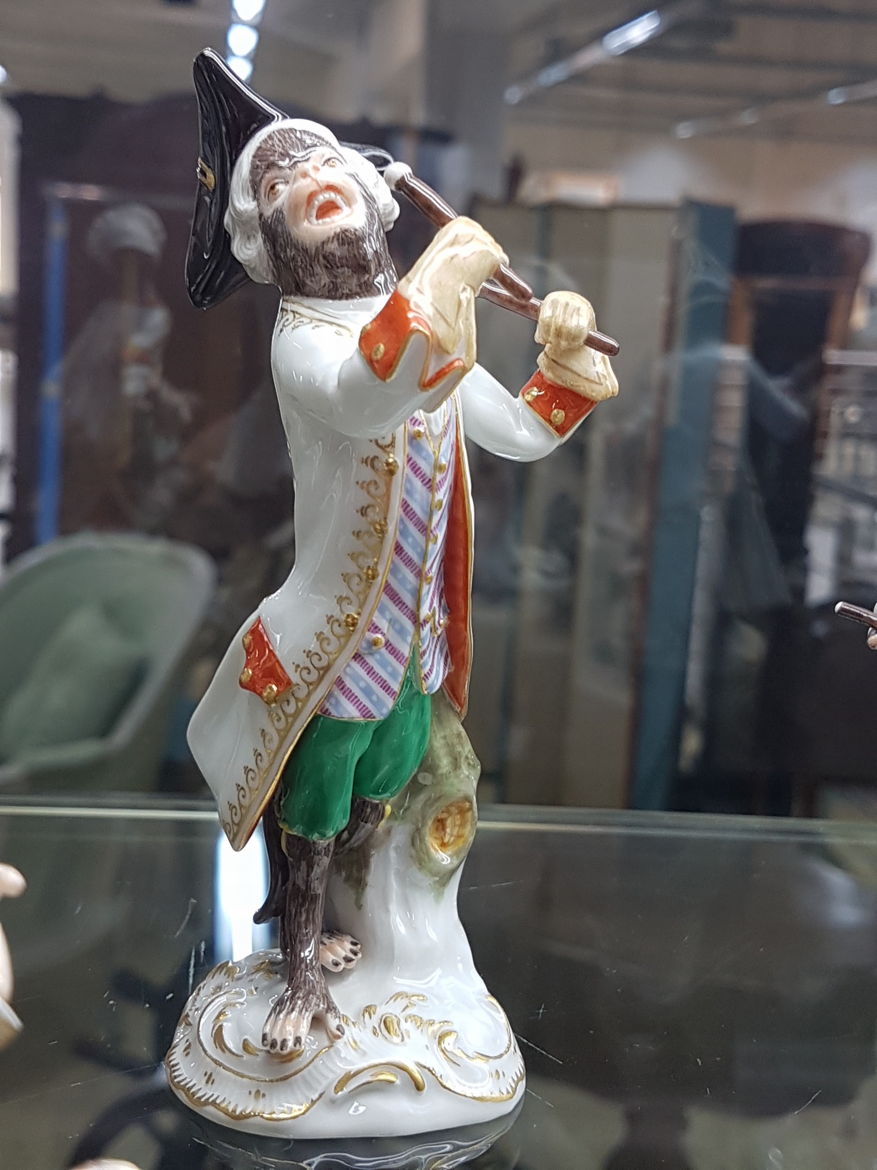 Detail s: Die Affenkapelle, 21 Figuren und Notenständer, Meissen, Entw. J.J. Kaendler 1753/54, Ausführung nach 1945, 1.Wahl, Porzellan, polychrom handbemalt ...