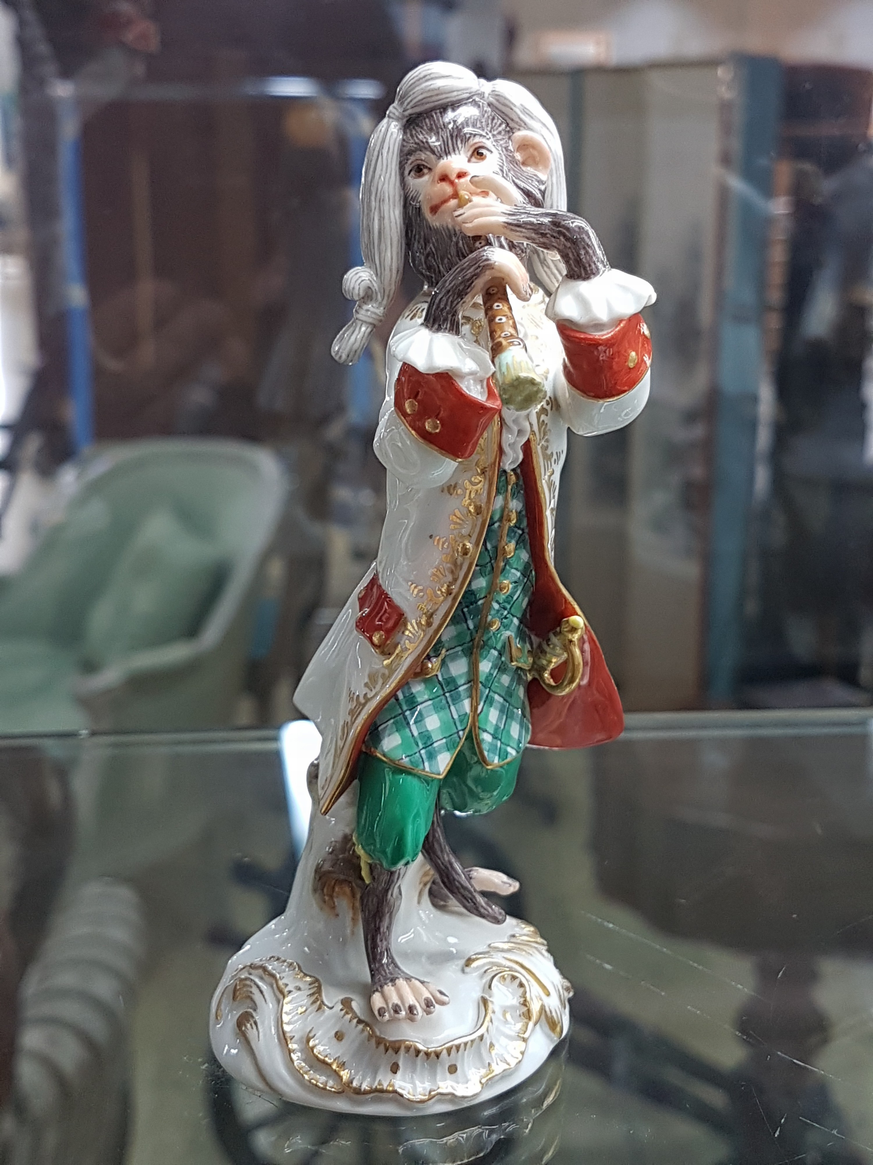 Detail t: Die Affenkapelle, 21 Figuren und Notenständer, Meissen, Entw. J.J. Kaendler 1753/54, Ausführung nach 1945, 1.Wahl, Porzellan, polychrom handbemalt ...