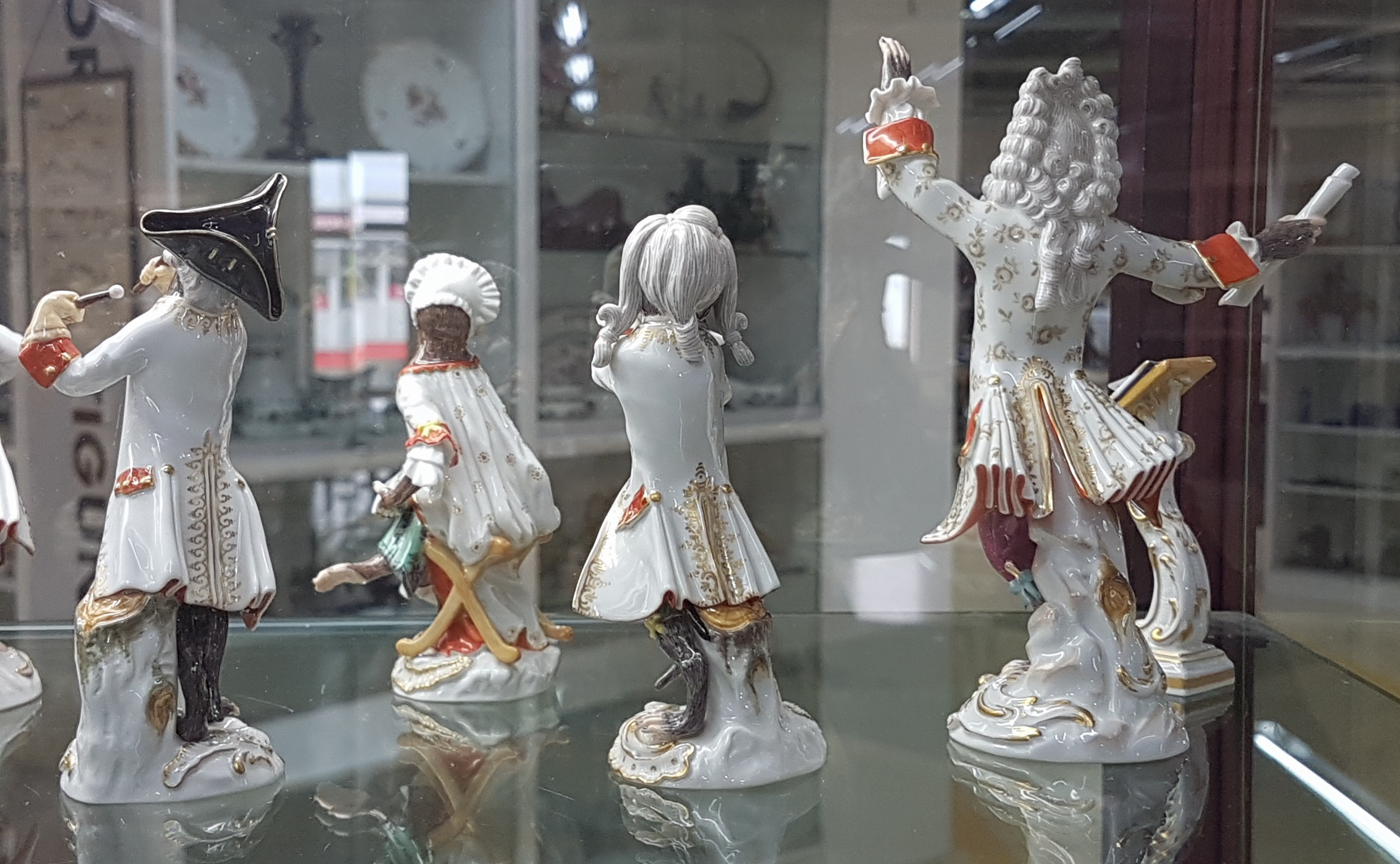 Detail u: Die Affenkapelle, 21 Figuren und Notenständer, Meissen, Entw. J.J. Kaendler 1753/54, Ausführung nach 1945, 1.Wahl, Porzellan, polychrom handbemalt ...
