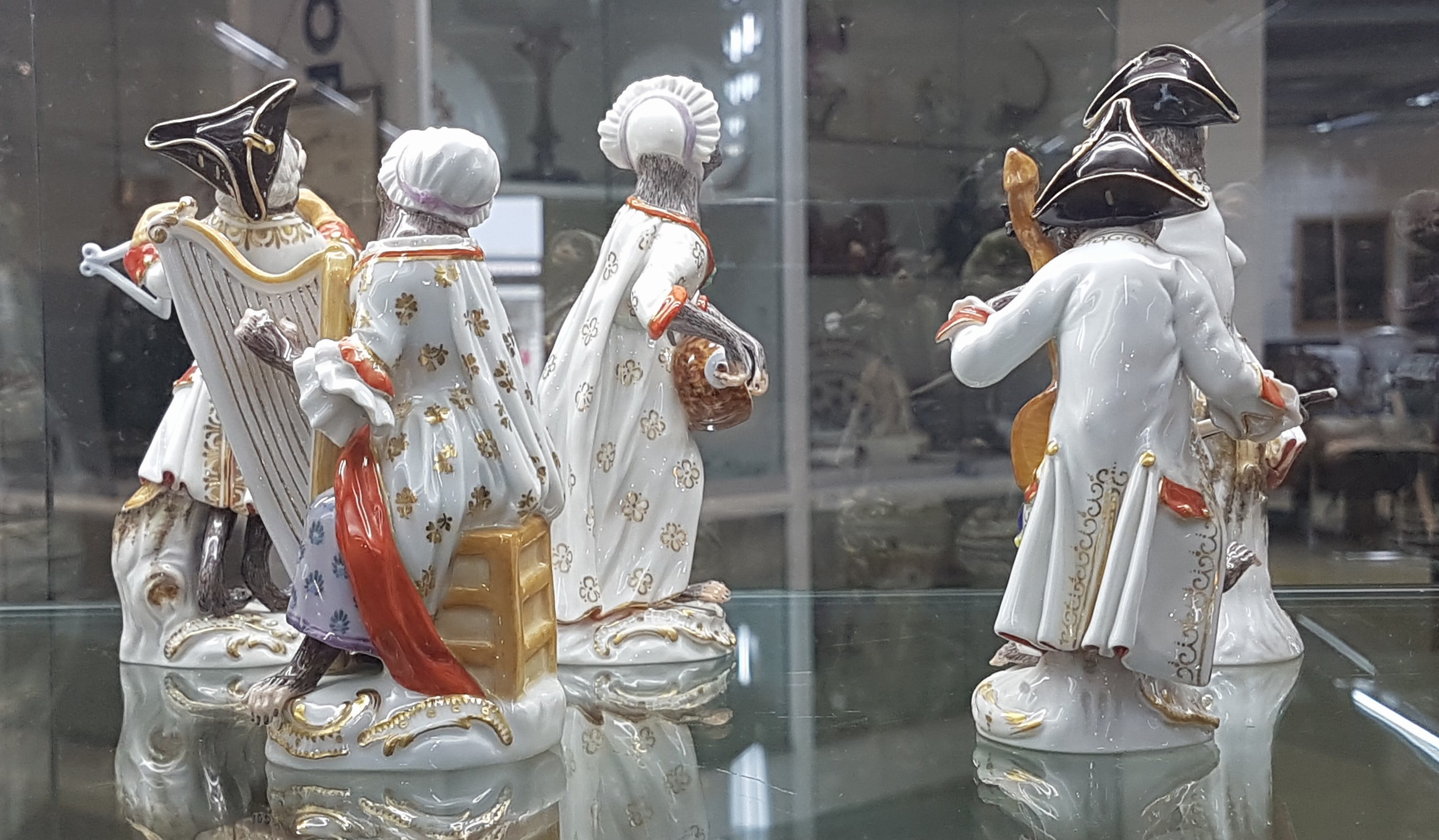 Detail v: Die Affenkapelle, 21 Figuren und Notenständer, Meissen, Entw. J.J. Kaendler 1753/54, Ausführung nach 1945, 1.Wahl, Porzellan, polychrom handbemalt ...