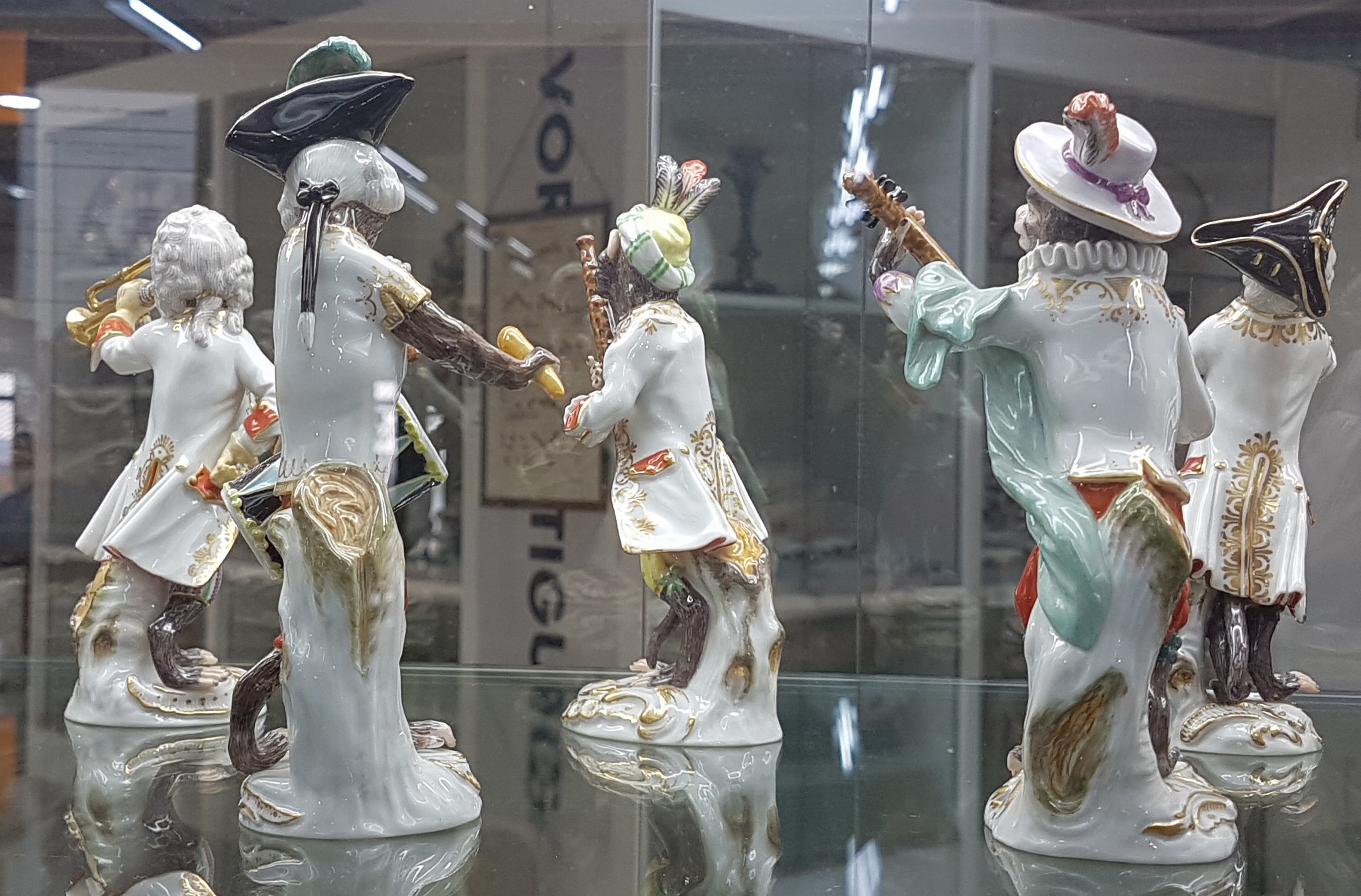 Detail w: Die Affenkapelle, 21 Figuren und Notenständer, Meissen, Entw. J.J. Kaendler 1753/54, Ausführung nach 1945, 1.Wahl, Porzellan, polychrom handbemalt ...