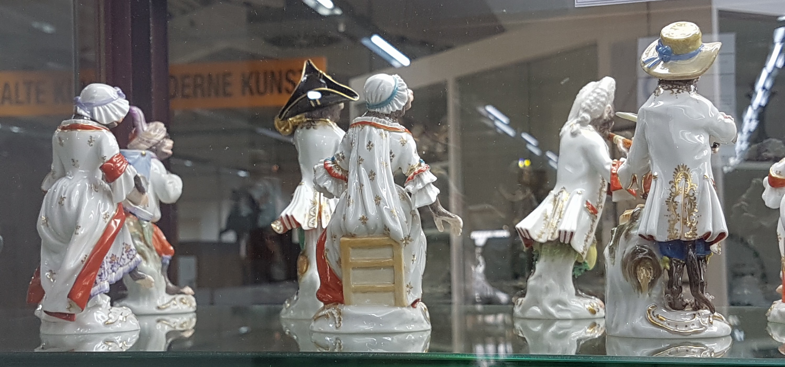 Detail x: Die Affenkapelle, 21 Figuren und Notenständer, Meissen, Entw. J.J. Kaendler 1753/54, Ausführung nach 1945, 1.Wahl, Porzellan, polychrom handbemalt ...