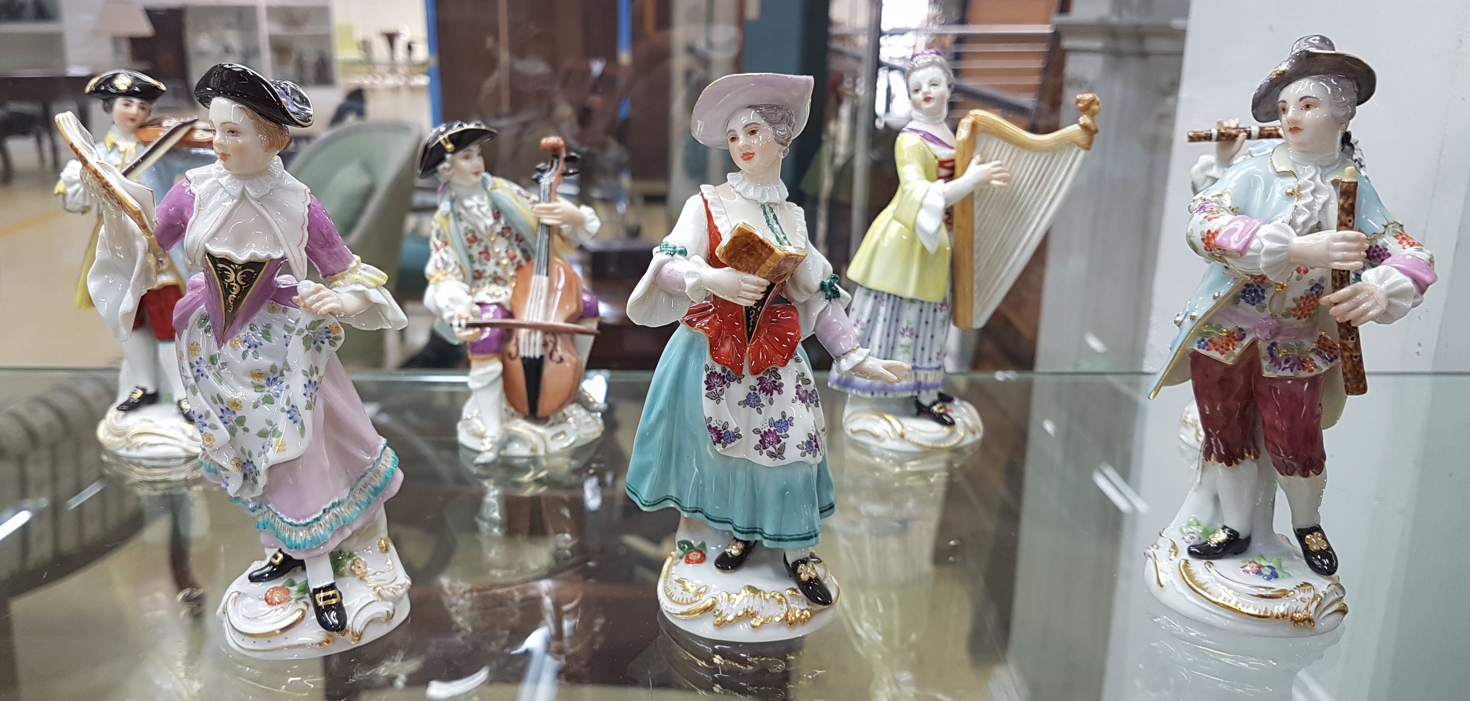 Detail i: Die Galante Kapelle, 16 Figuren, Meissen, Entw. J.J. Kaendler um 1754/55, Ausführung nach 1945, 1.Wahl, Porzellan, polychrom handbemalt und ...