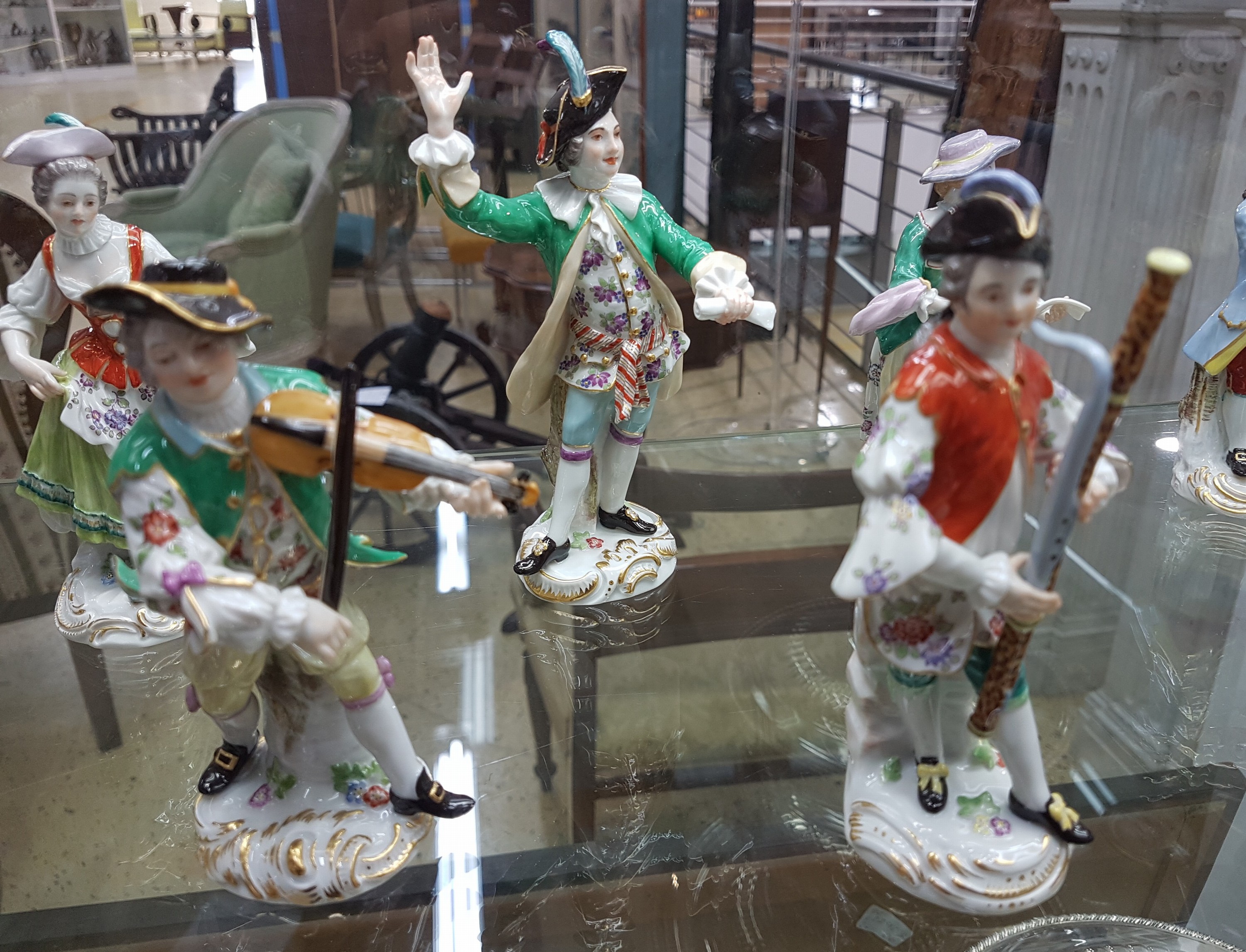 Detail j: Die Galante Kapelle, 16 Figuren, Meissen, Entw. J.J. Kaendler um 1754/55, Ausführung nach 1945, 1.Wahl, Porzellan, polychrom handbemalt und ...