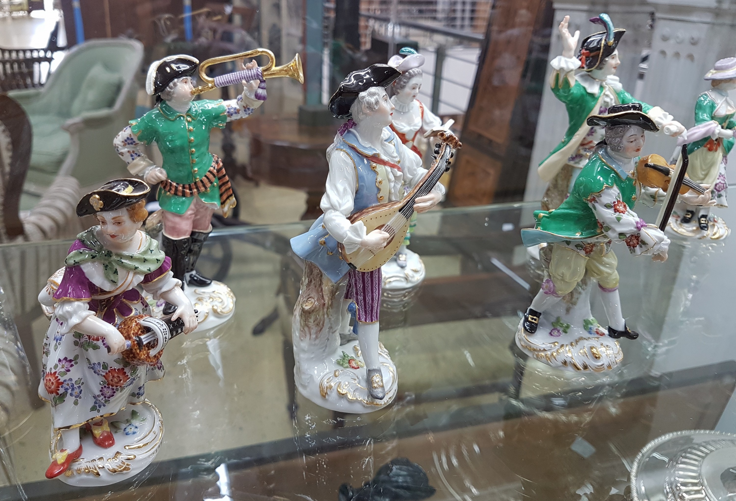 Detail k: Die Galante Kapelle, 16 Figuren, Meissen, Entw. J.J. Kaendler um 1754/55, Ausführung nach 1945, 1.Wahl, Porzellan, polychrom handbemalt und ...