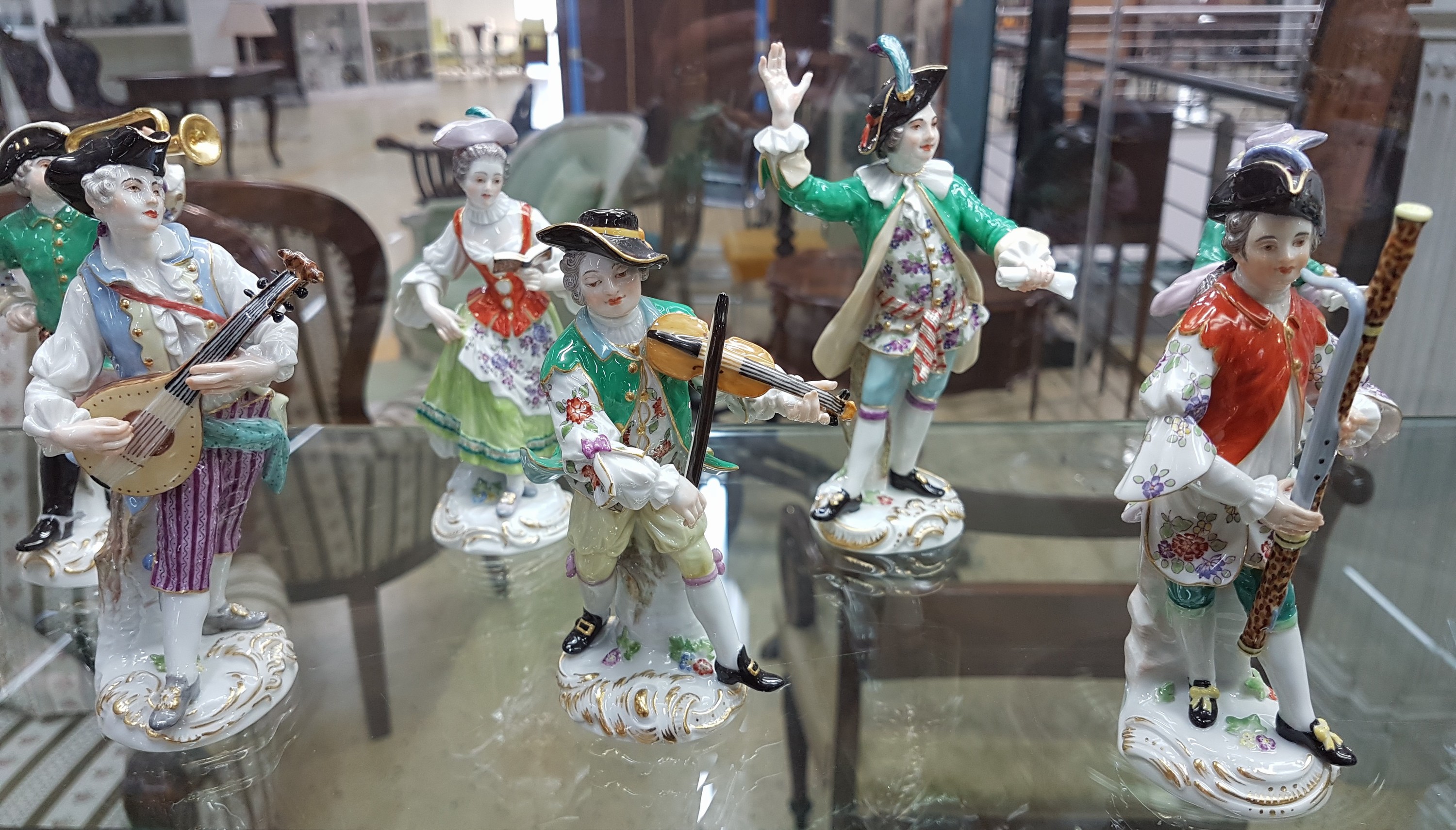 Detail l: Die Galante Kapelle, 16 Figuren, Meissen, Entw. J.J. Kaendler um 1754/55, Ausführung nach 1945, 1.Wahl, Porzellan, polychrom handbemalt und ...
