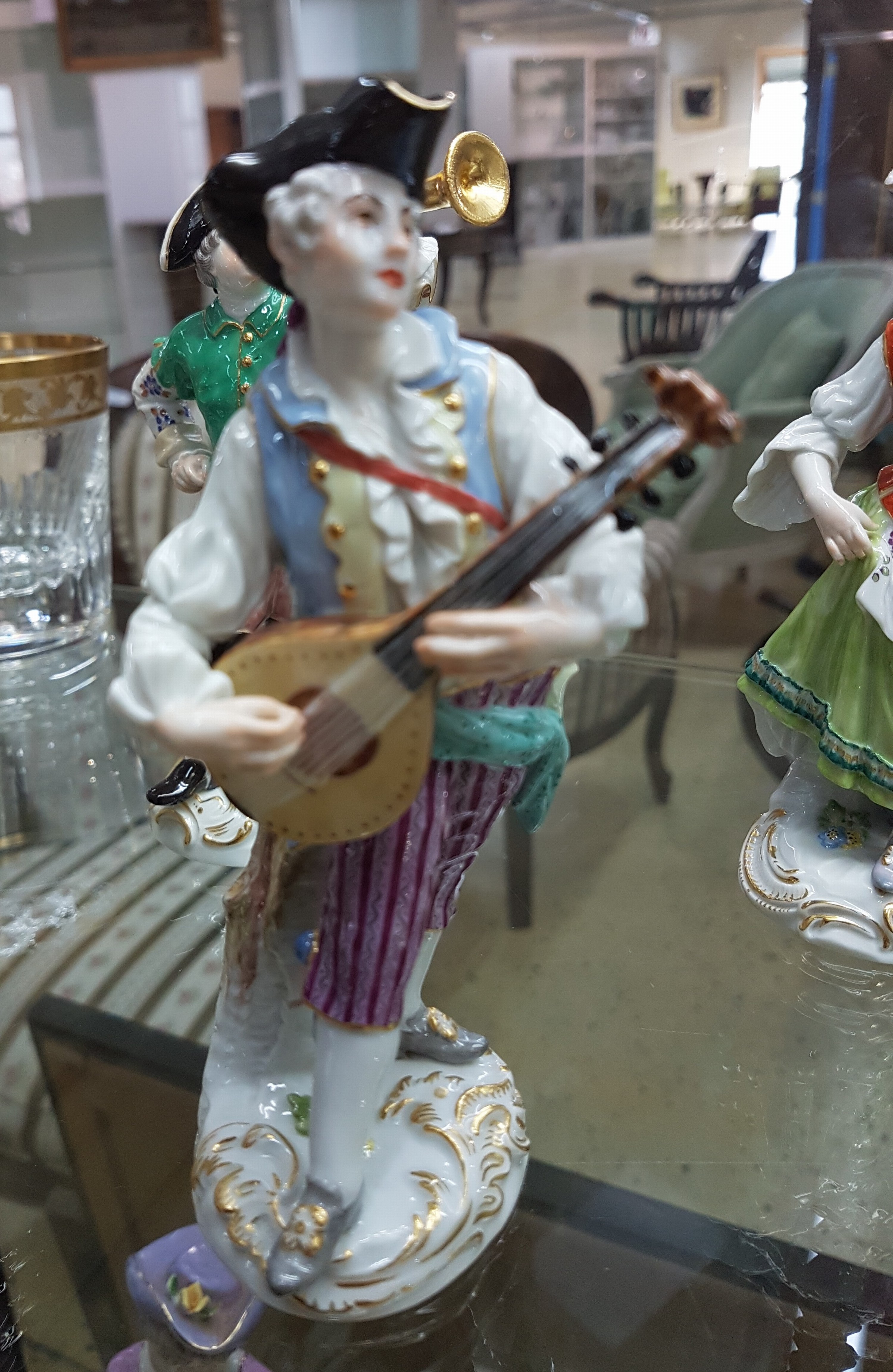 Detail m: Die Galante Kapelle, 16 Figuren, Meissen, Entw. J.J. Kaendler um 1754/55, Ausführung nach 1945, 1.Wahl, Porzellan, polychrom handbemalt und ...
