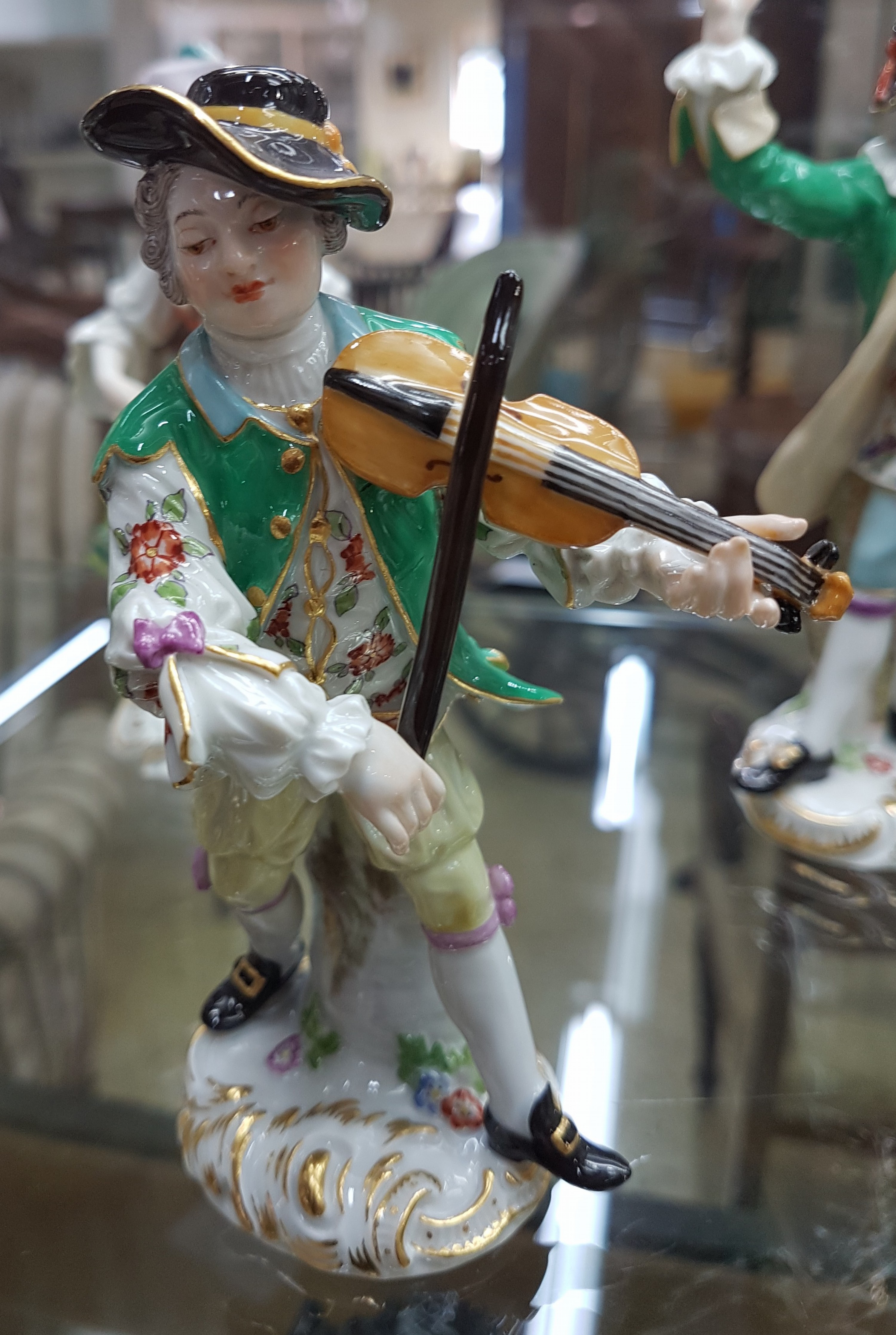 Detail n: Die Galante Kapelle, 16 Figuren, Meissen, Entw. J.J. Kaendler um 1754/55, Ausführung nach 1945, 1.Wahl, Porzellan, polychrom handbemalt und ...
