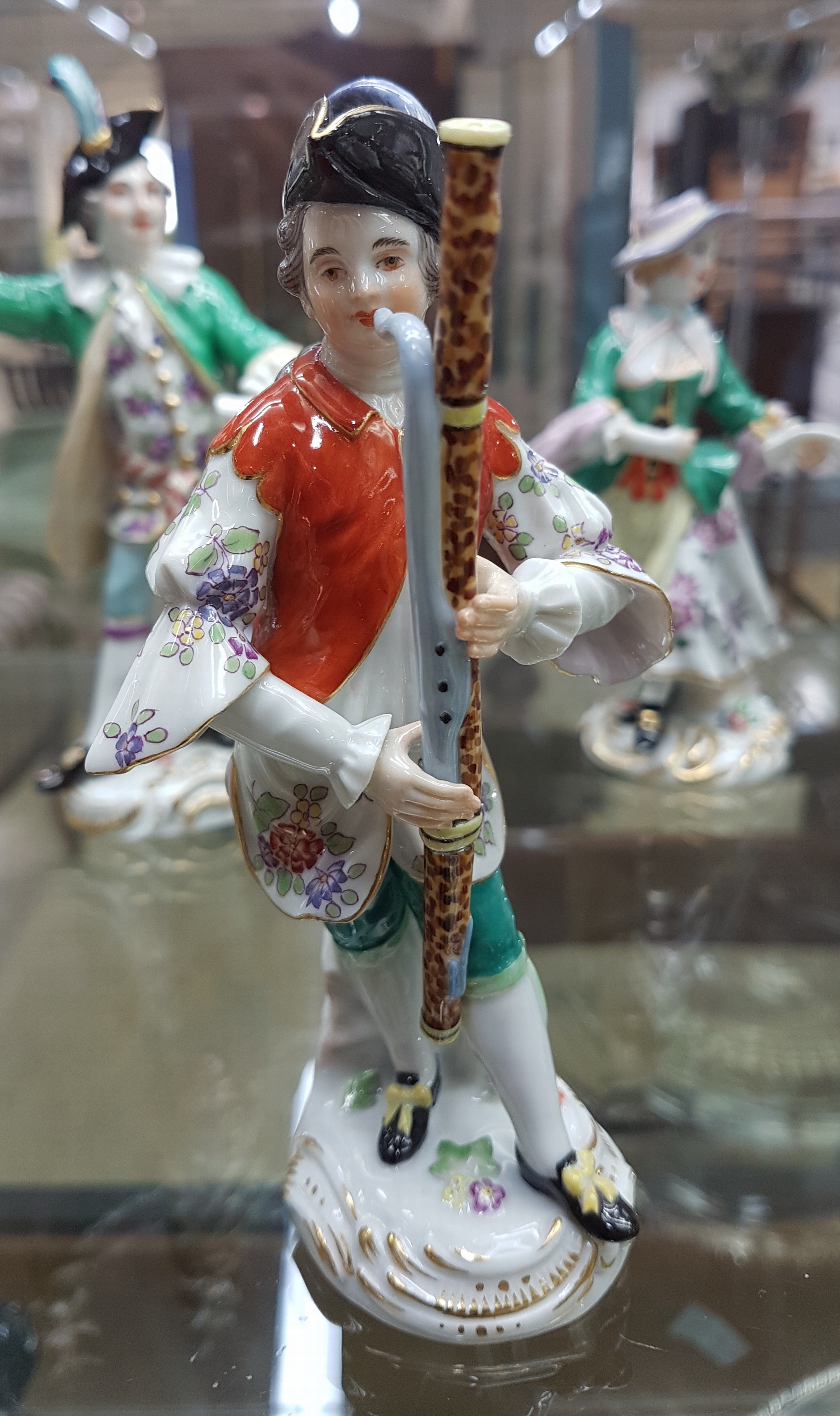 Detail o: Die Galante Kapelle, 16 Figuren, Meissen, Entw. J.J. Kaendler um 1754/55, Ausführung nach 1945, 1.Wahl, Porzellan, polychrom handbemalt und ...
