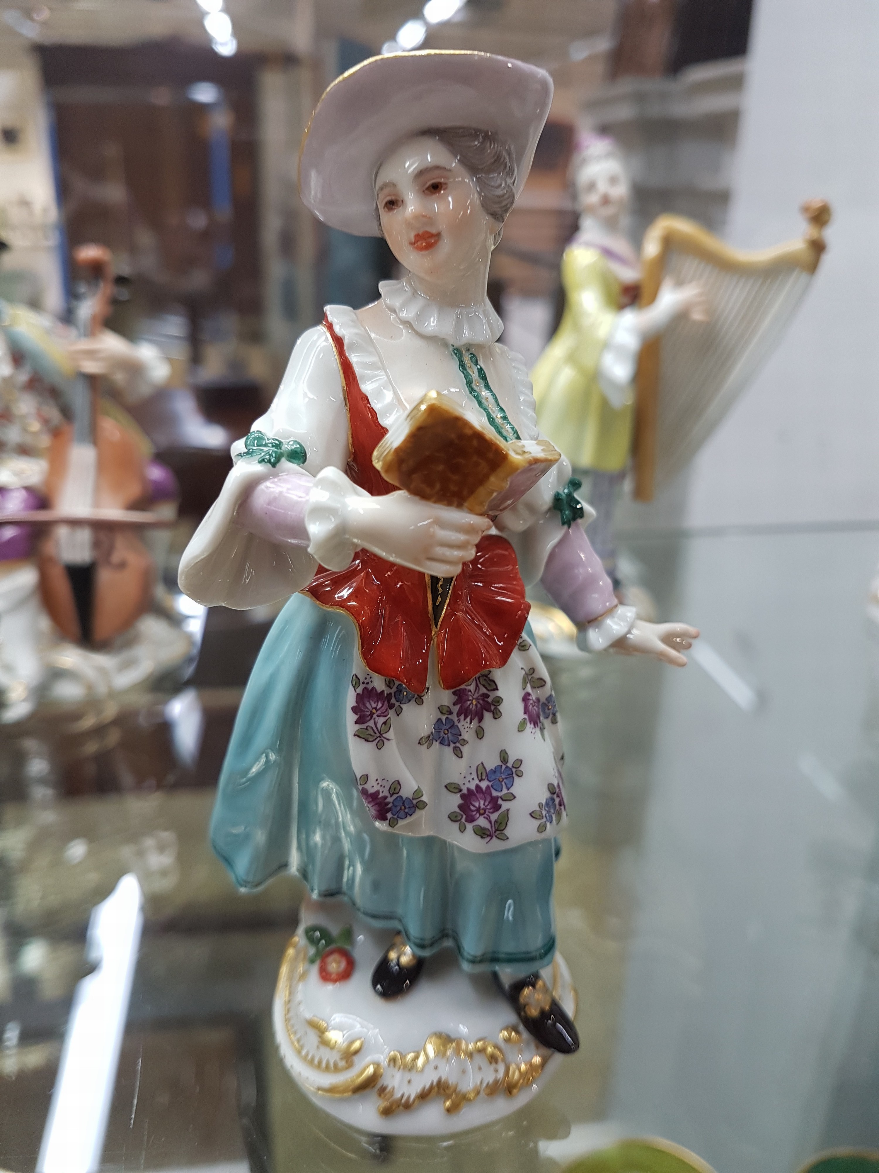 Detail q: Die Galante Kapelle, 16 Figuren, Meissen, Entw. J.J. Kaendler um 1754/55, Ausführung nach 1945, 1.Wahl, Porzellan, polychrom handbemalt und ...