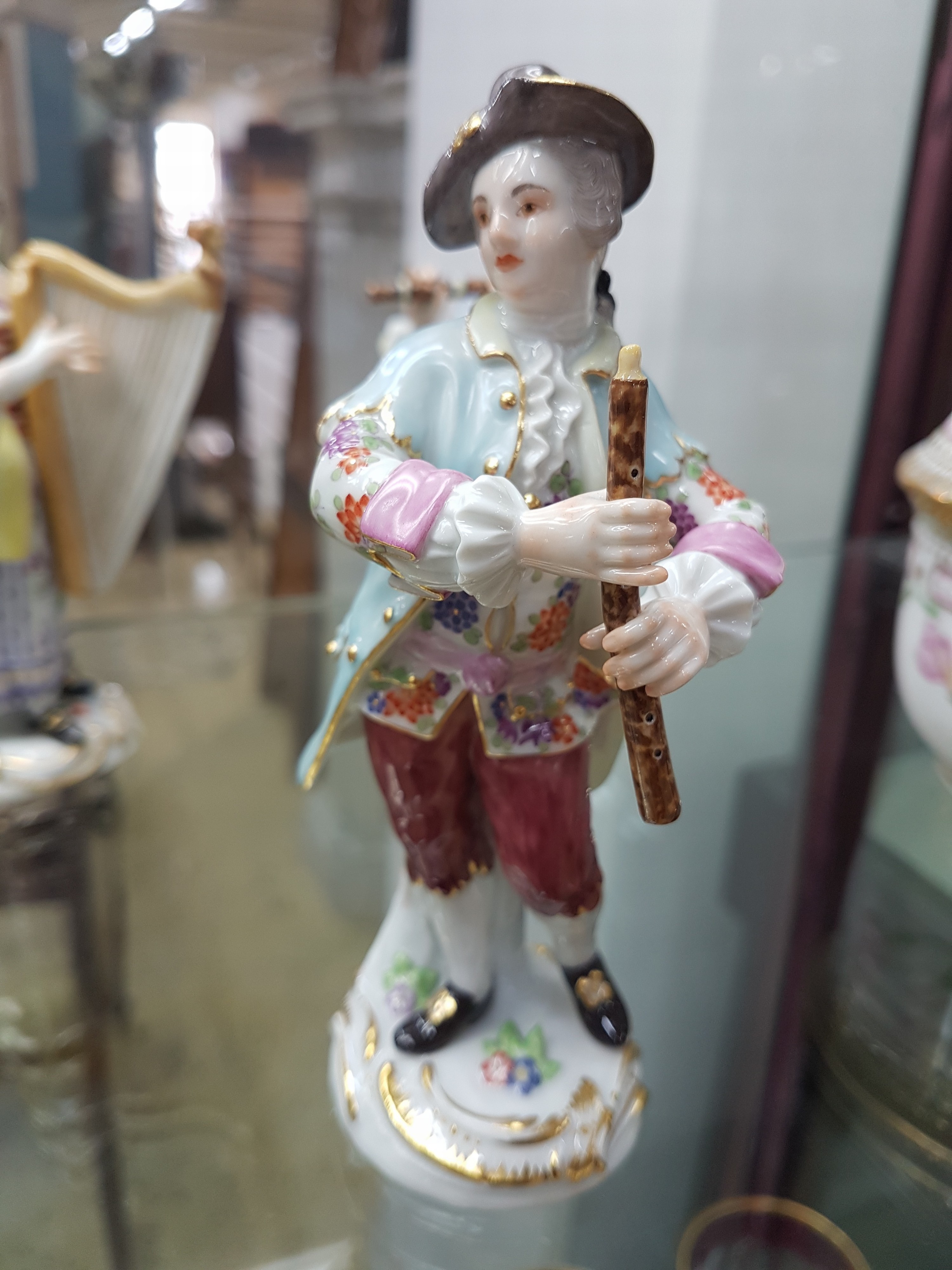 Detail r: Die Galante Kapelle, 16 Figuren, Meissen, Entw. J.J. Kaendler um 1754/55, Ausführung nach 1945, 1.Wahl, Porzellan, polychrom handbemalt und ...