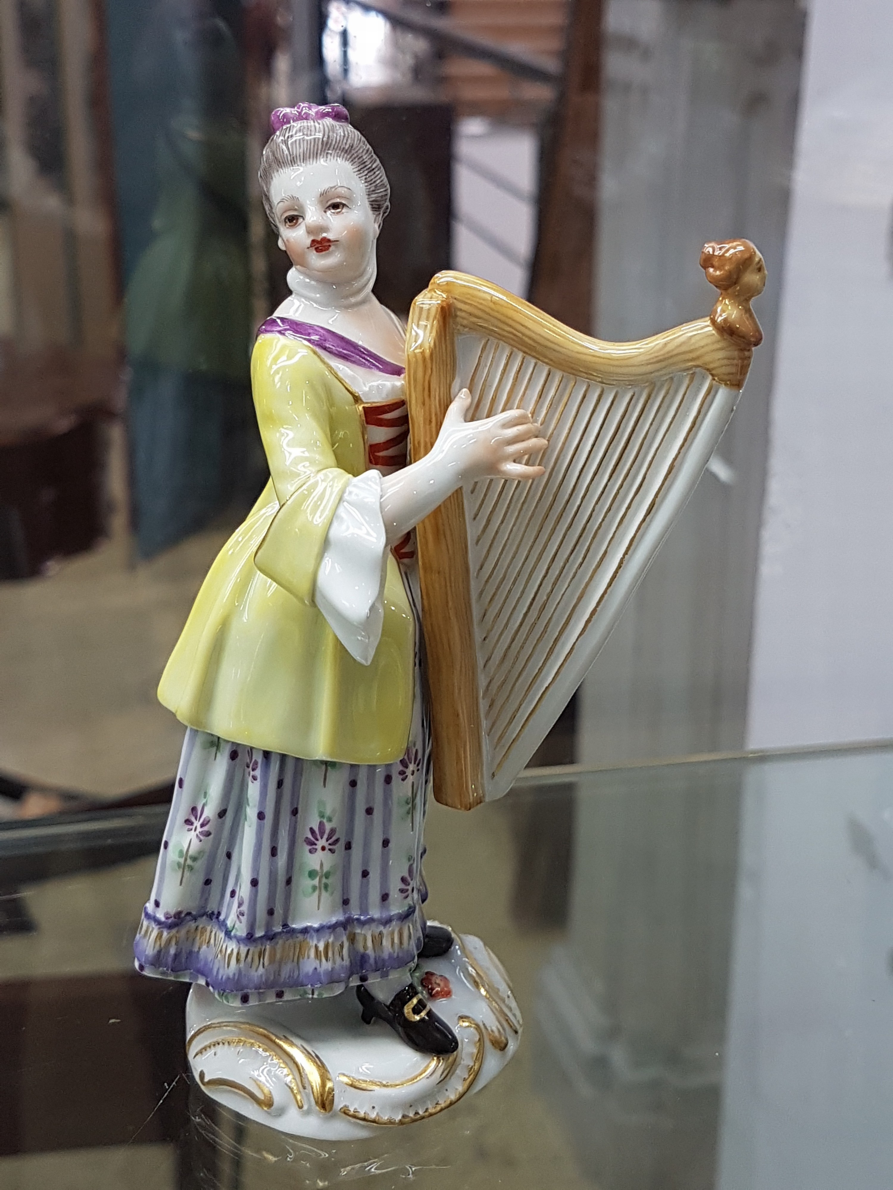 Detail s: Die Galante Kapelle, 16 Figuren, Meissen, Entw. J.J. Kaendler um 1754/55, Ausführung nach 1945, 1.Wahl, Porzellan, polychrom handbemalt und ...
