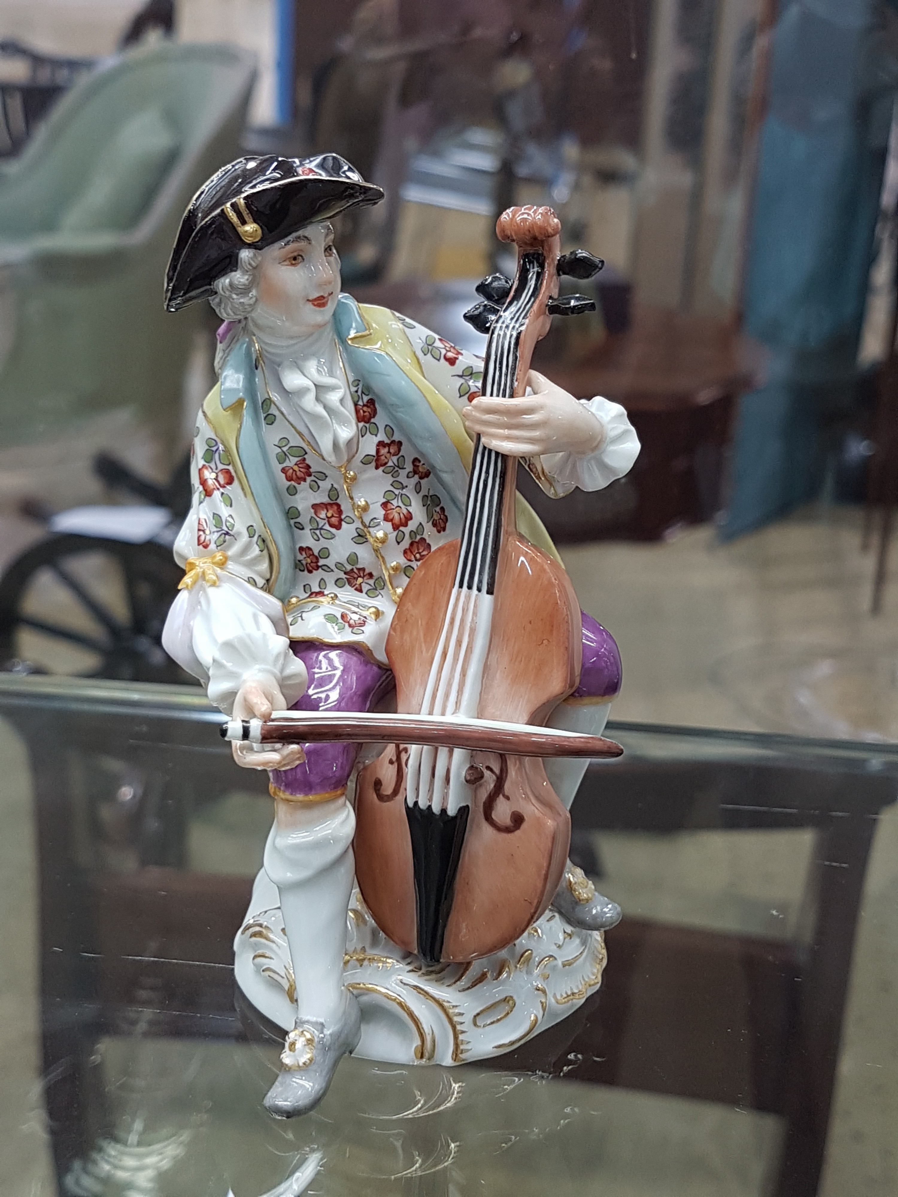 Detail t: Die Galante Kapelle, 16 Figuren, Meissen, Entw. J.J. Kaendler um 1754/55, Ausführung nach 1945, 1.Wahl, Porzellan, polychrom handbemalt und ...