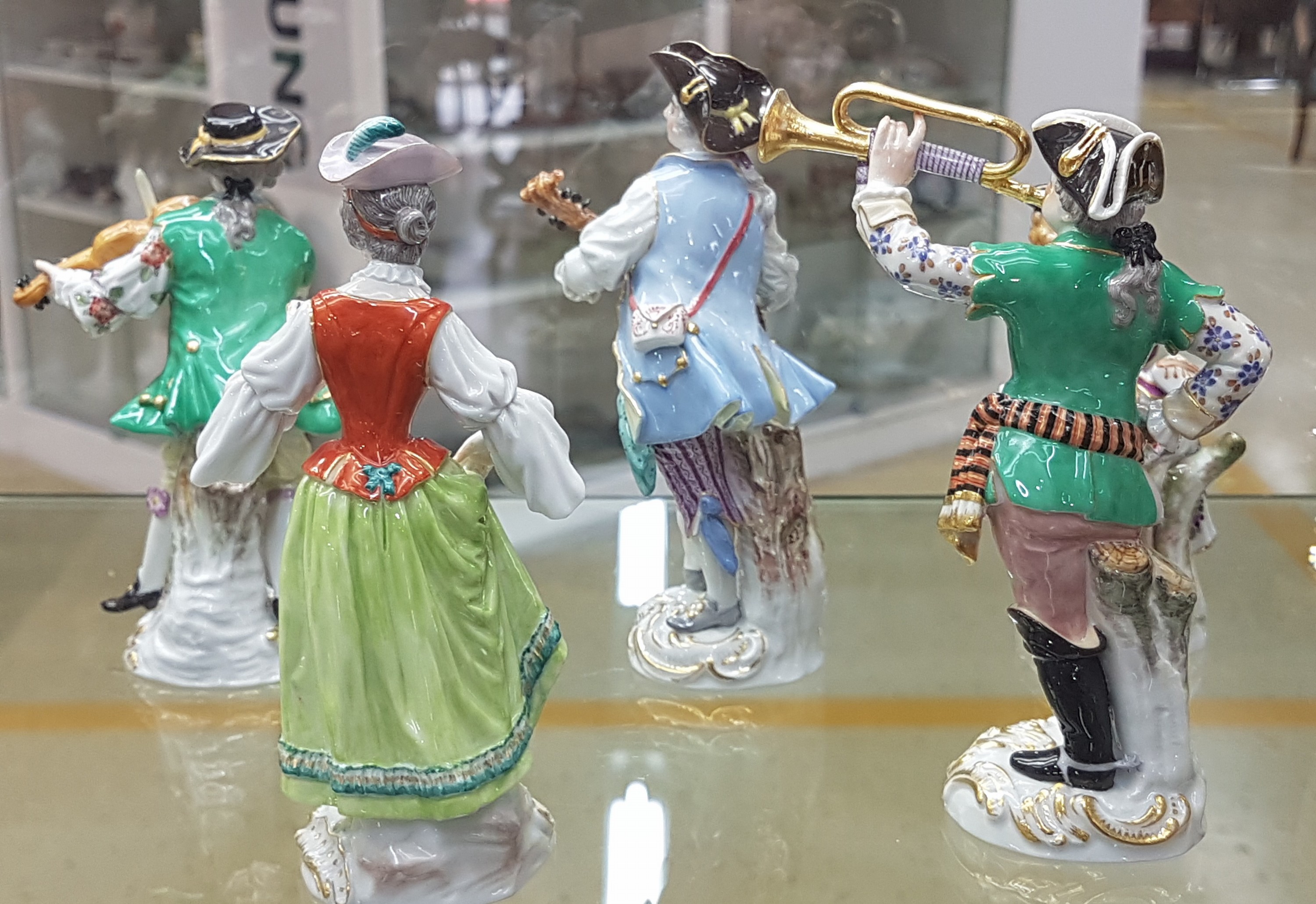 Detail u: Die Galante Kapelle, 16 Figuren, Meissen, Entw. J.J. Kaendler um 1754/55, Ausführung nach 1945, 1.Wahl, Porzellan, polychrom handbemalt und ...