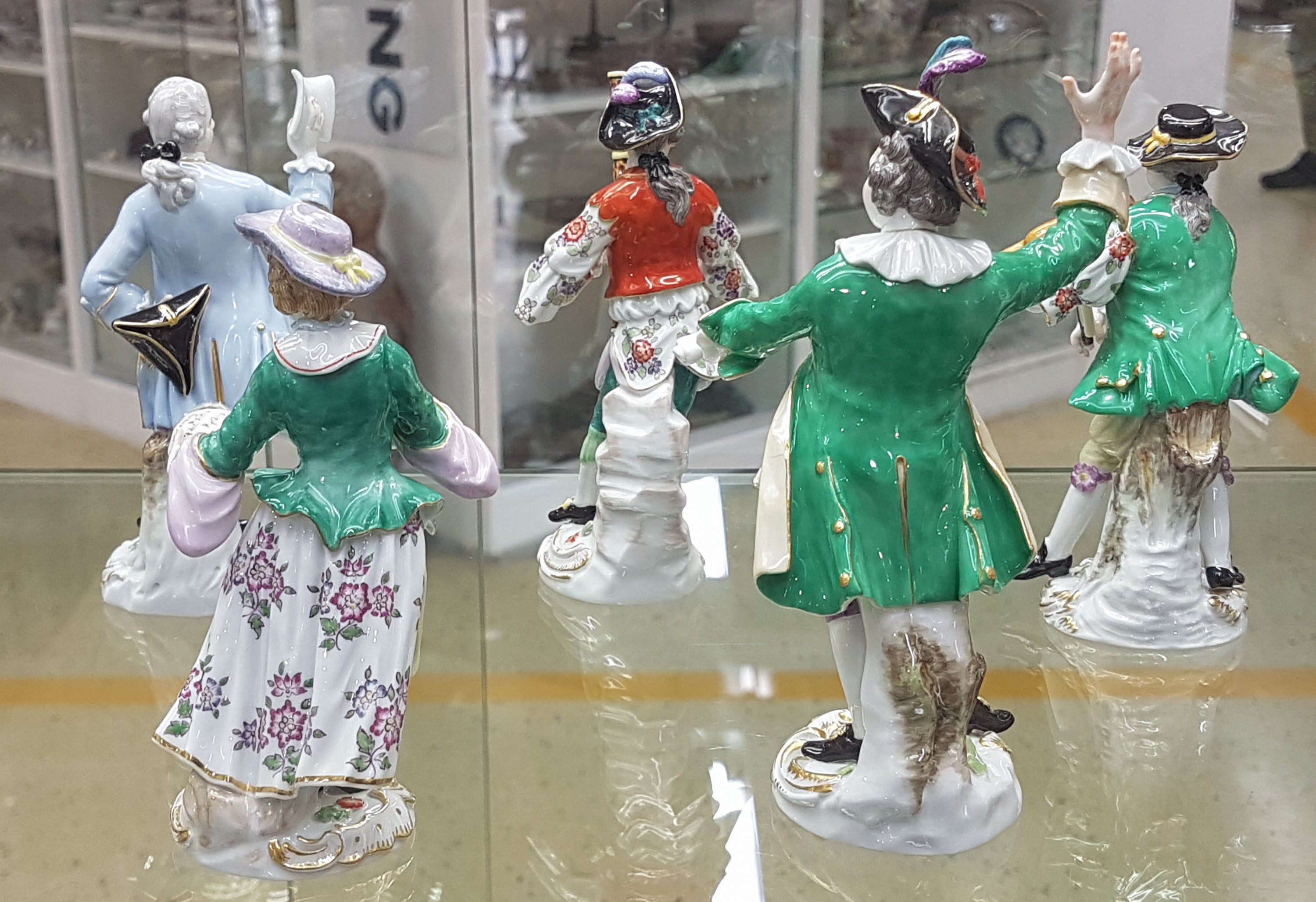 Detail v: Die Galante Kapelle, 16 Figuren, Meissen, Entw. J.J. Kaendler um 1754/55, Ausführung nach 1945, 1.Wahl, Porzellan, polychrom handbemalt und ...