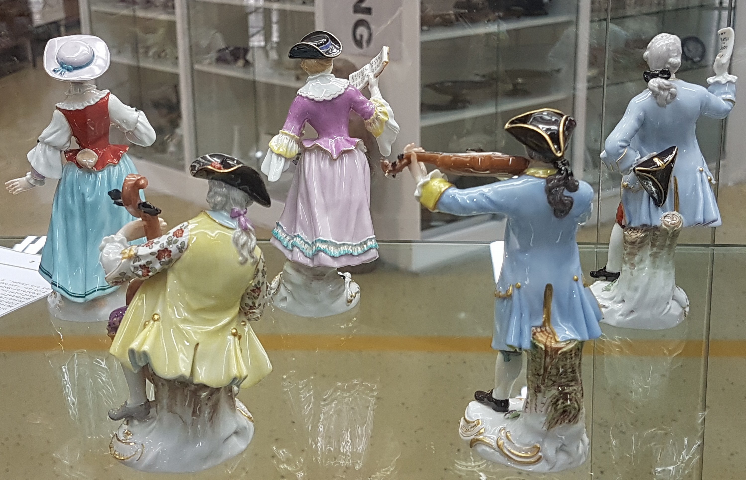 Detail w: Die Galante Kapelle, 16 Figuren, Meissen, Entw. J.J. Kaendler um 1754/55, Ausführung nach 1945, 1.Wahl, Porzellan, polychrom handbemalt und ...