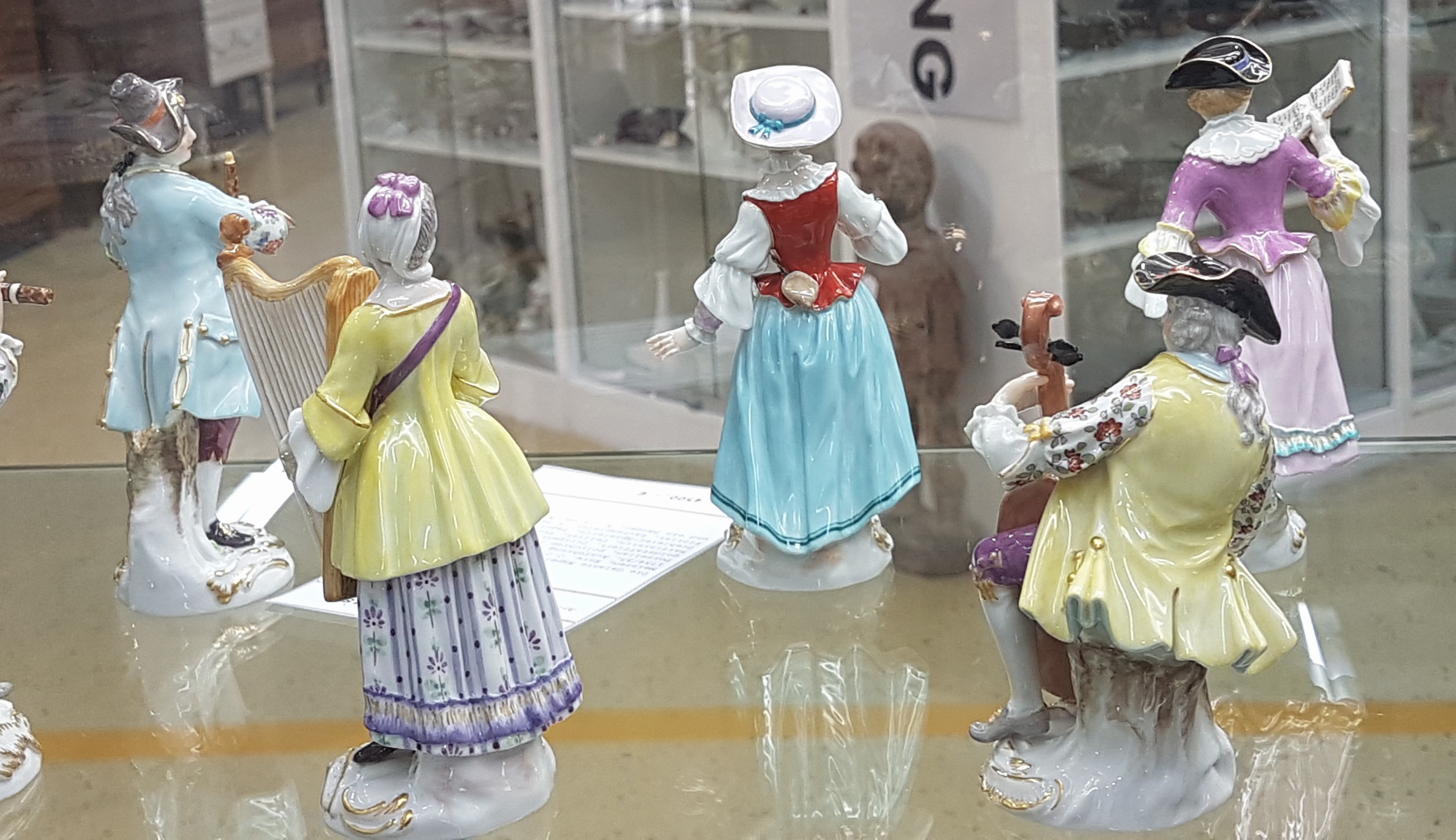 Detail x: Die Galante Kapelle, 16 Figuren, Meissen, Entw. J.J. Kaendler um 1754/55, Ausführung nach 1945, 1.Wahl, Porzellan, polychrom handbemalt und ...